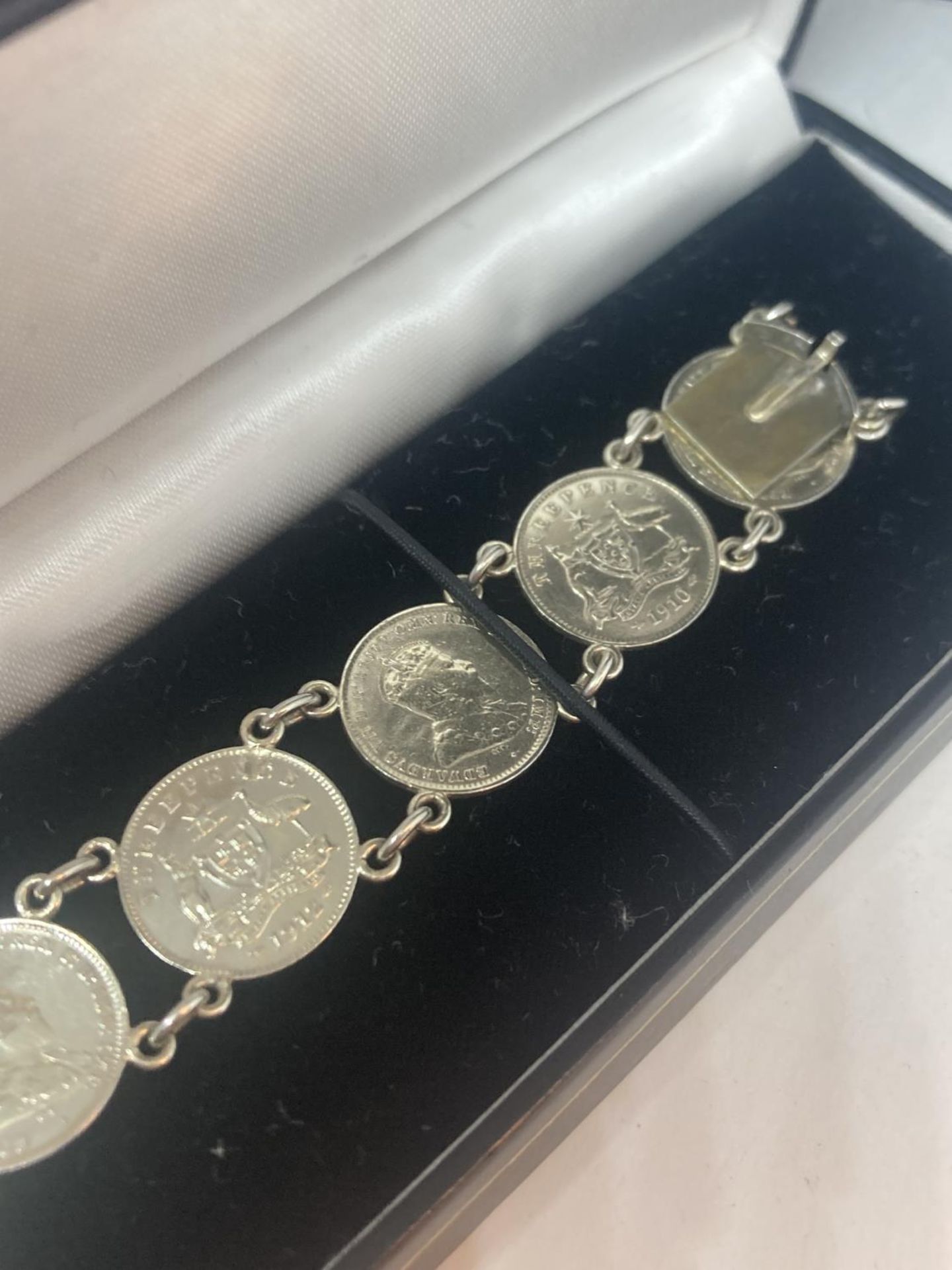 A THREE PENCE SILVER COIN BRACELET IN A PRESENTATION BOX - Image 8 of 8
