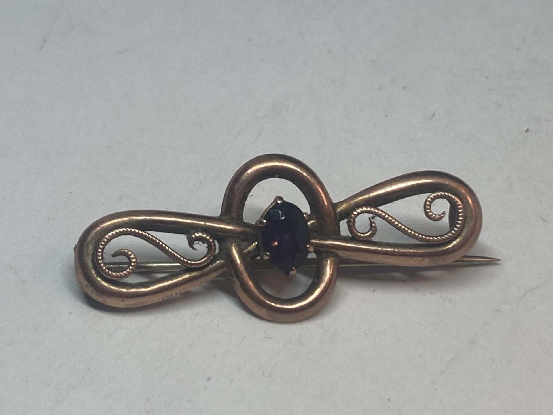 A 9 CARAT GOLD VINTAGE BROOCH WITH A SINGLE PURPLE STONE GROSS WEIGHT 2.05 GRAMS - Image 2 of 10