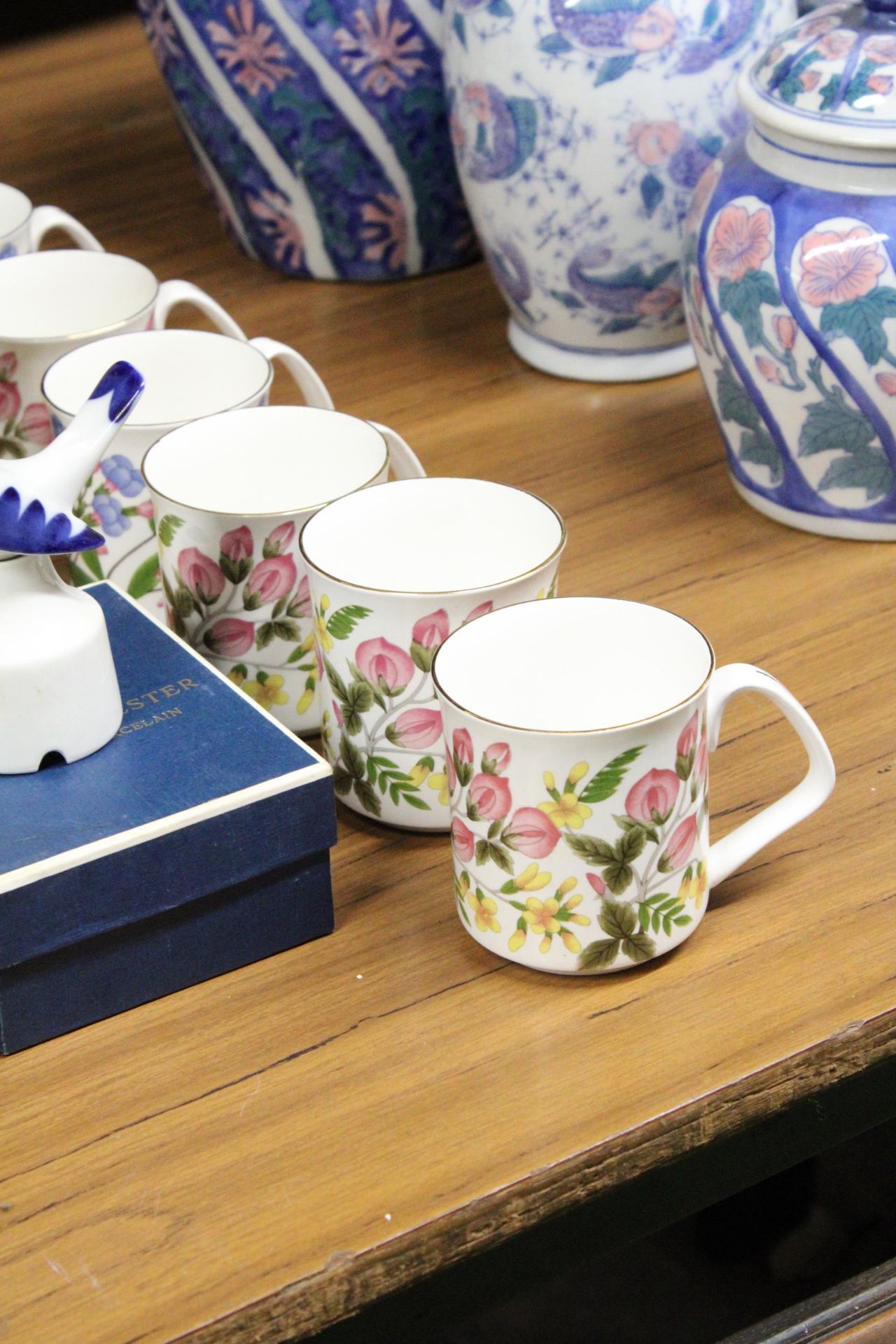 SIX IMPERIAL BONE CHINA TRIOS, SIX CHINA MUGS PLUS FIGURINES AND A BOXED ROYAL WORCESTER PIE FUNNEL - Bild 5 aus 6