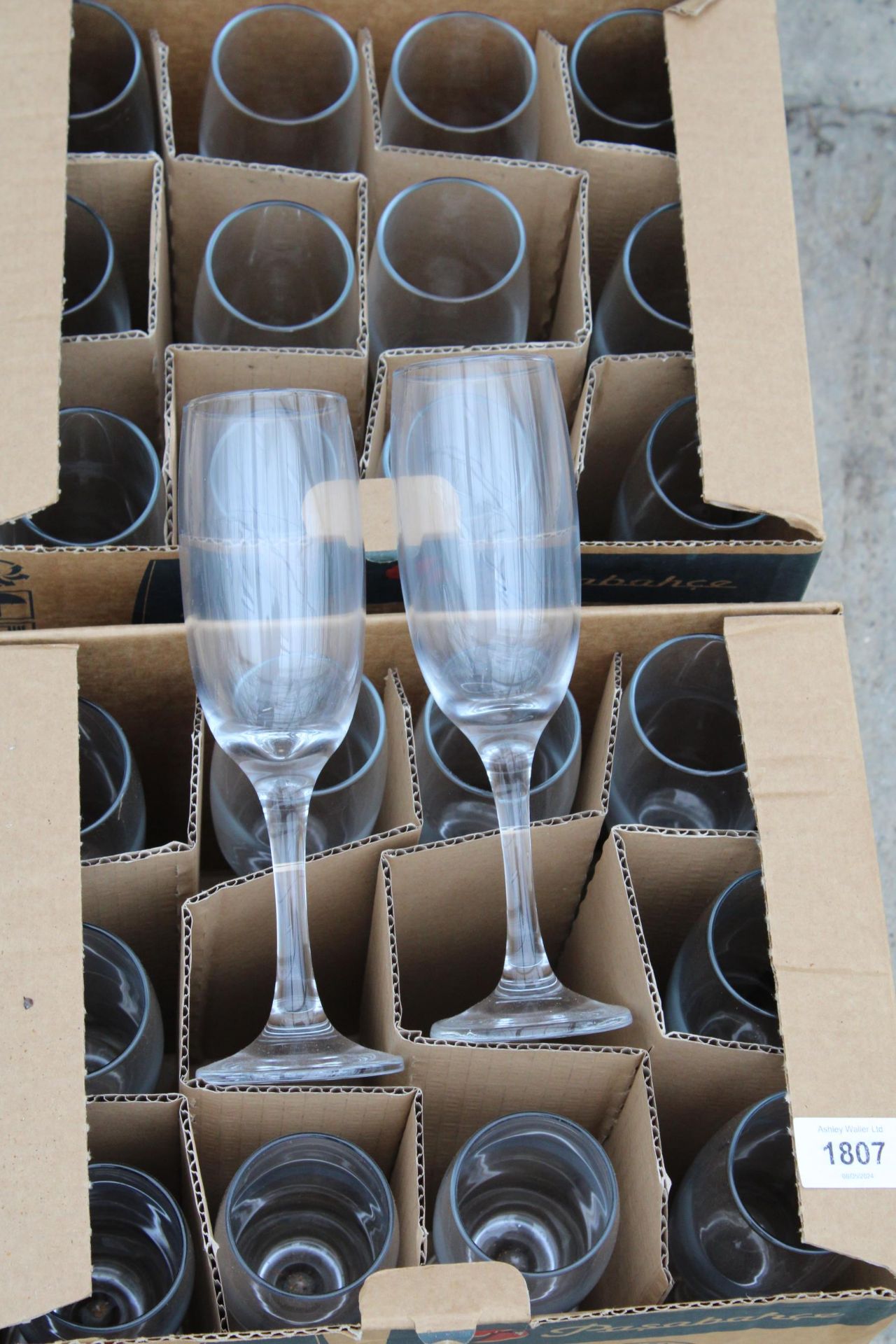 AN ASSORTMENT OF CHAMPAGNE FLUTES AND PLASTIC STORAGE CONTAINERS ETC - Image 2 of 3