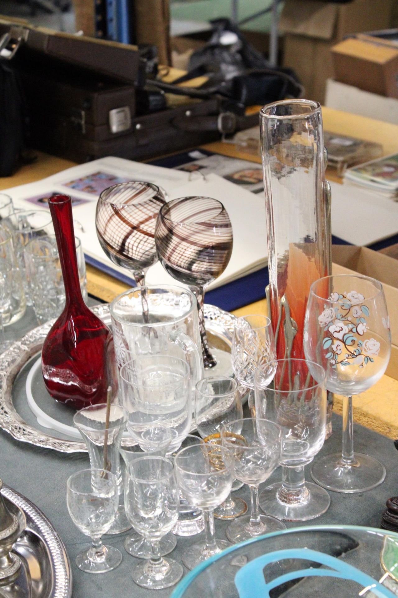 A ROUND GLASS TRAY WITH SILVER PLATED RIM, TWO LARGE RED SWIRL WINE GLASSES, A HOLMES CHAPEL ROUND - Image 5 of 6