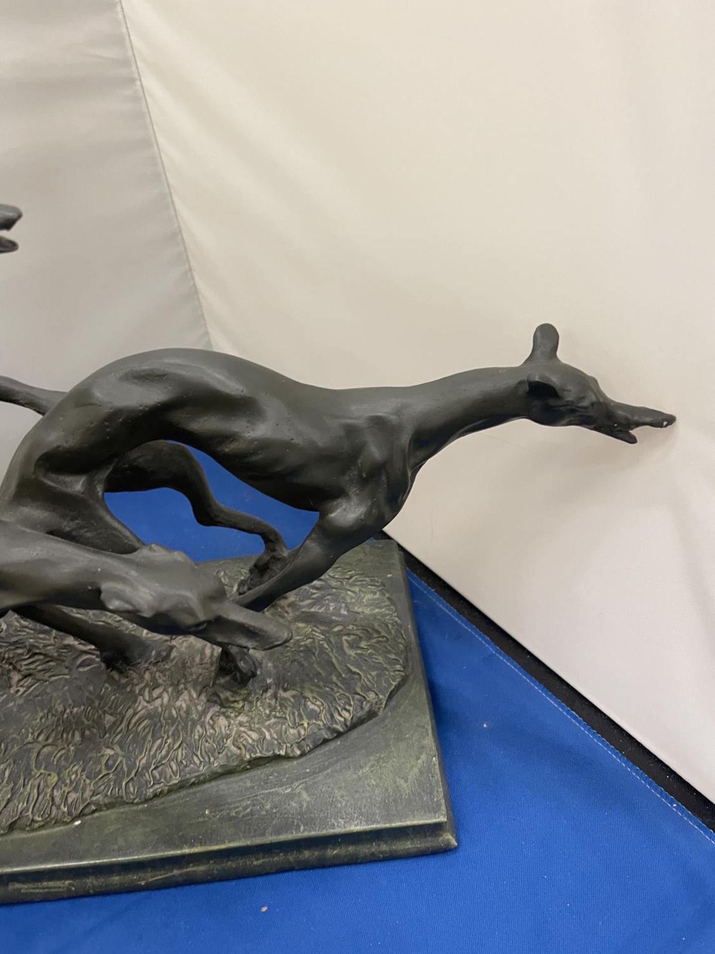 A LARGE RESIN SCULPTURE OF THREE GREYHOUNDS RUNNING ON A BASE LENGTH 38CM - Image 6 of 8