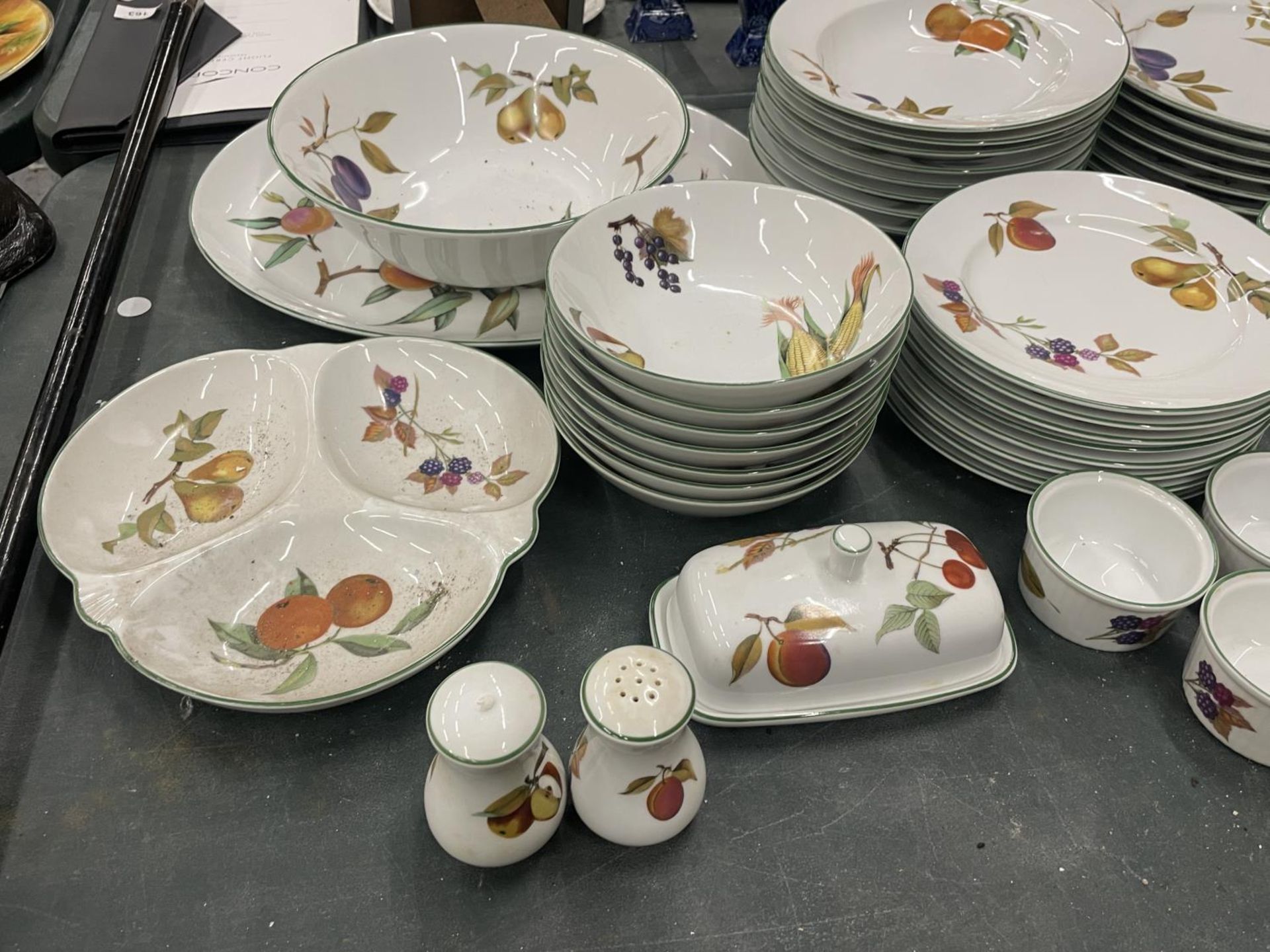 A COLLECTION OR ROYAL WORCESTER EVESHAM DINNERWARE TO INCLUDE PLATES, SIDE PLATES, BOWLS, - Image 6 of 8