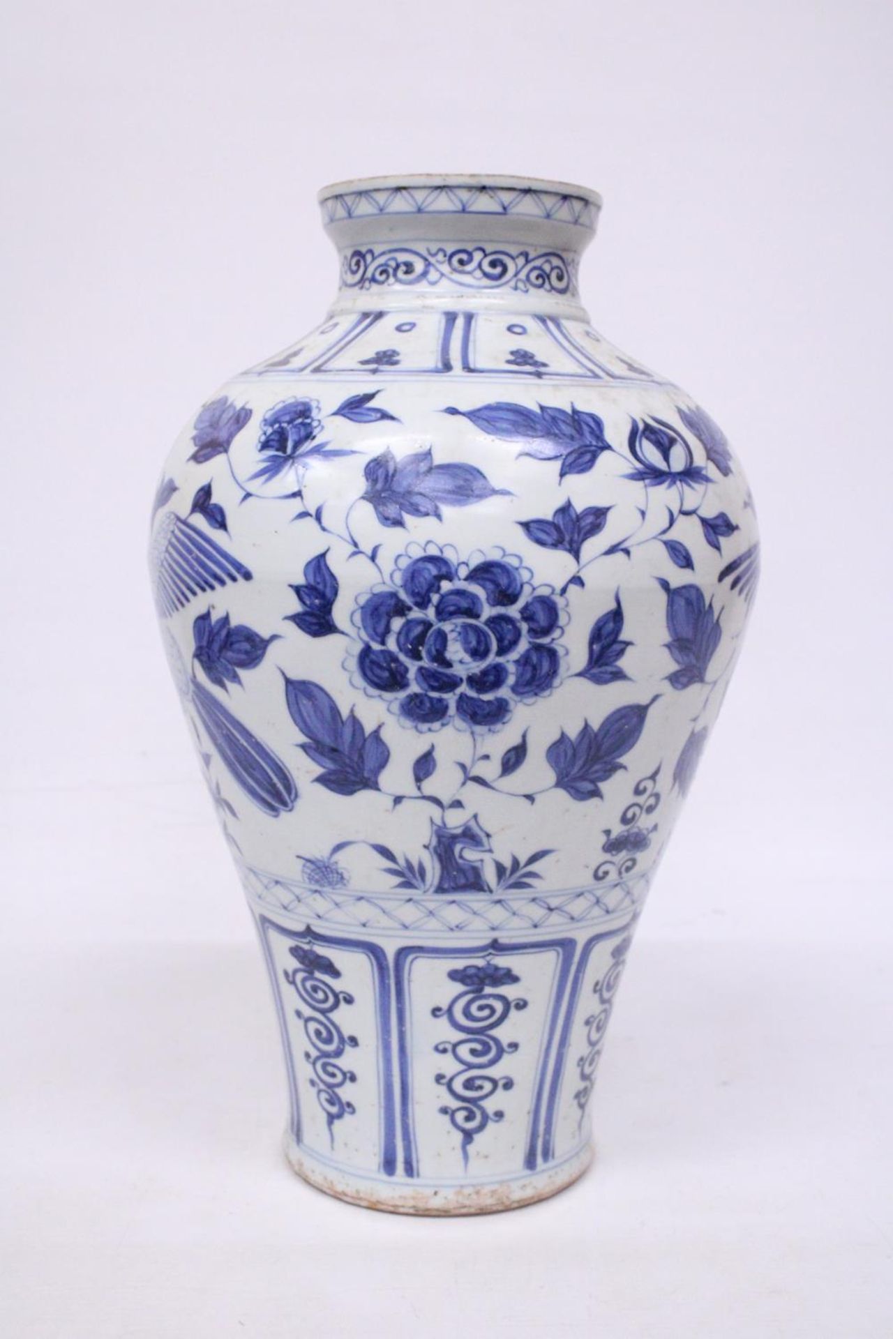 A LARGE CHINESE MING STYLE BLUE AND WHITE POTTERY MEIPING VASE DECORATED WITH CRANES IN FLIGHT - - Bild 4 aus 5