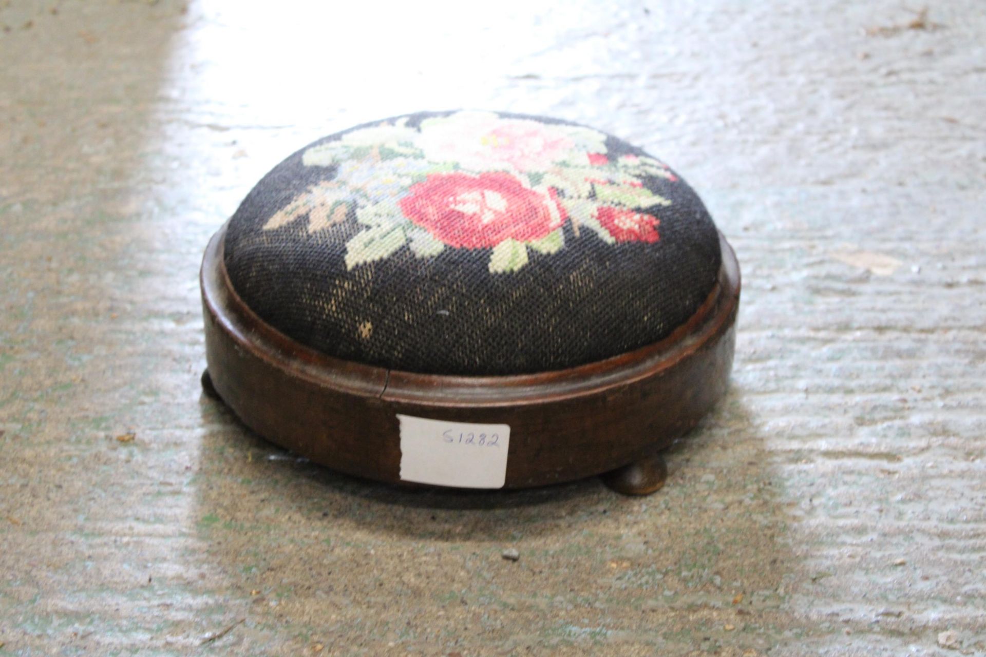 A VICTORIAN MAHOGANY FOOTSTOOL WITH TAPESTRY TOP - Bild 3 aus 4