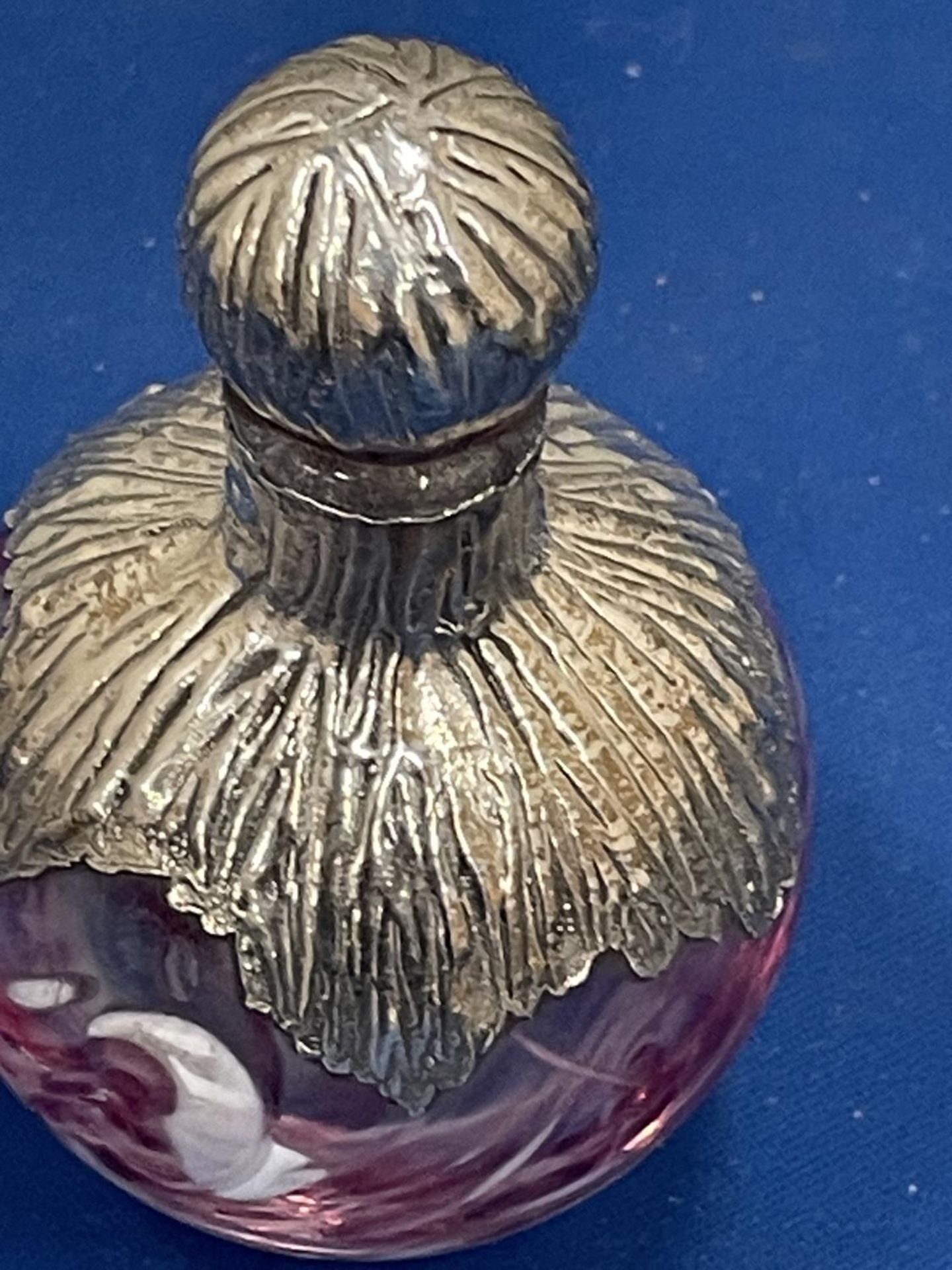 A PINK GLASS SCENT BOTTLE WITH HALLMARKED SILVER COLLAR AND STOPPER AND A HALLMARKED BIRMINGHAM - Image 9 of 10