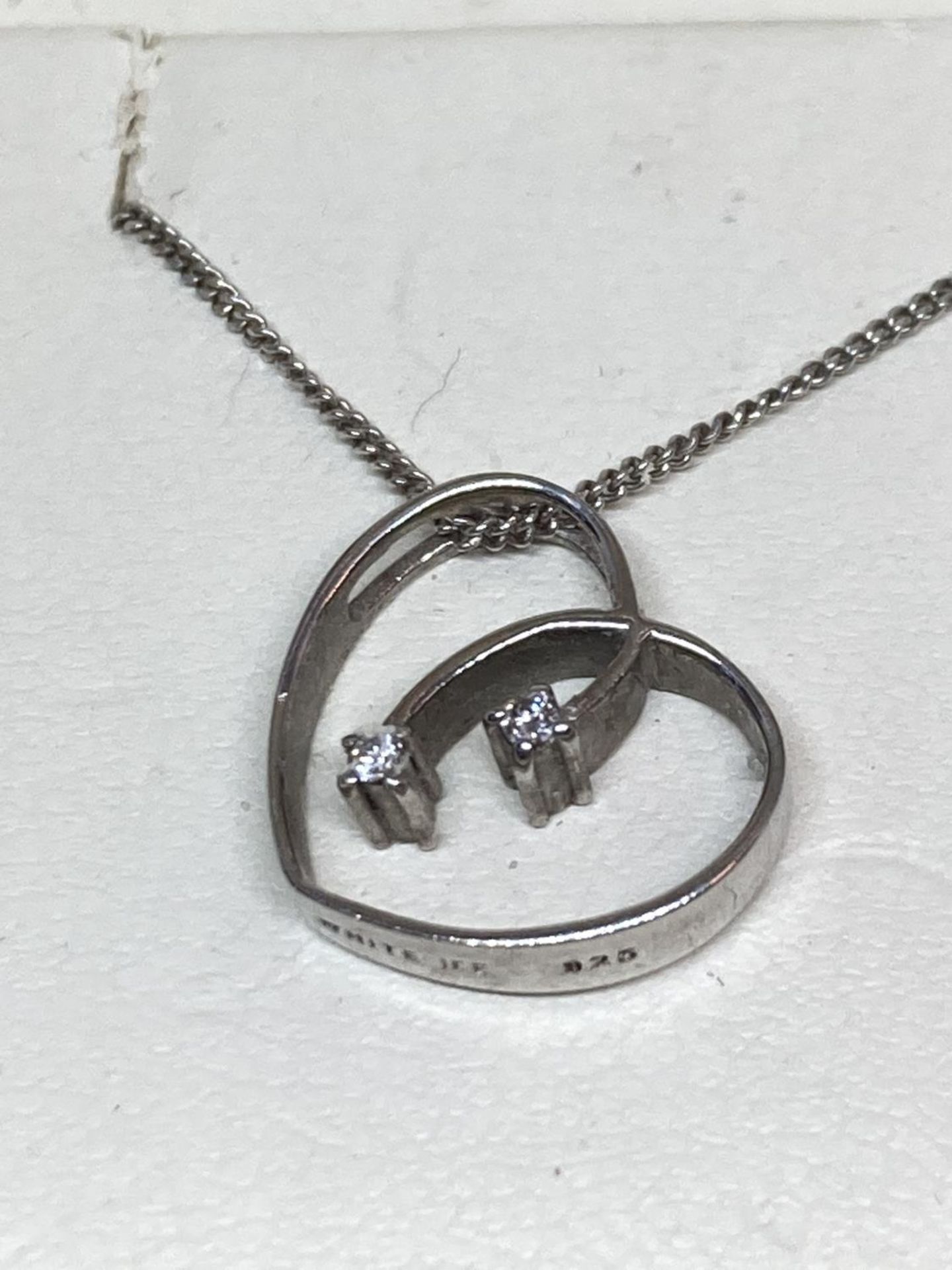 A WHITE ICE SILVER AND DIAMOND NECKLACE WITH HEART PENDANT CONTAINING TWO DIAMONDS IN AN ORIGINAL - Bild 3 aus 12