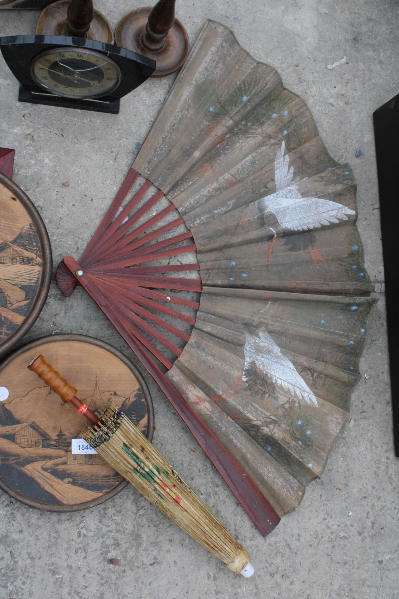 AN ASSORTMENT OF VINTAGE ITEMS TO INCLUDE A FAN, A PARASOL AND CLOCKS ETC - Image 5 of 5