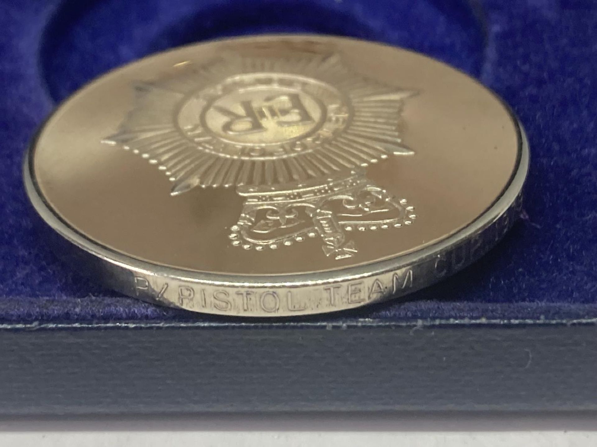 A SILVER TOWER MINT METROPOLITAN POLICE 150TH ANNIVERSARY MEDAL IN A PRESENTATION BOX - Image 7 of 8