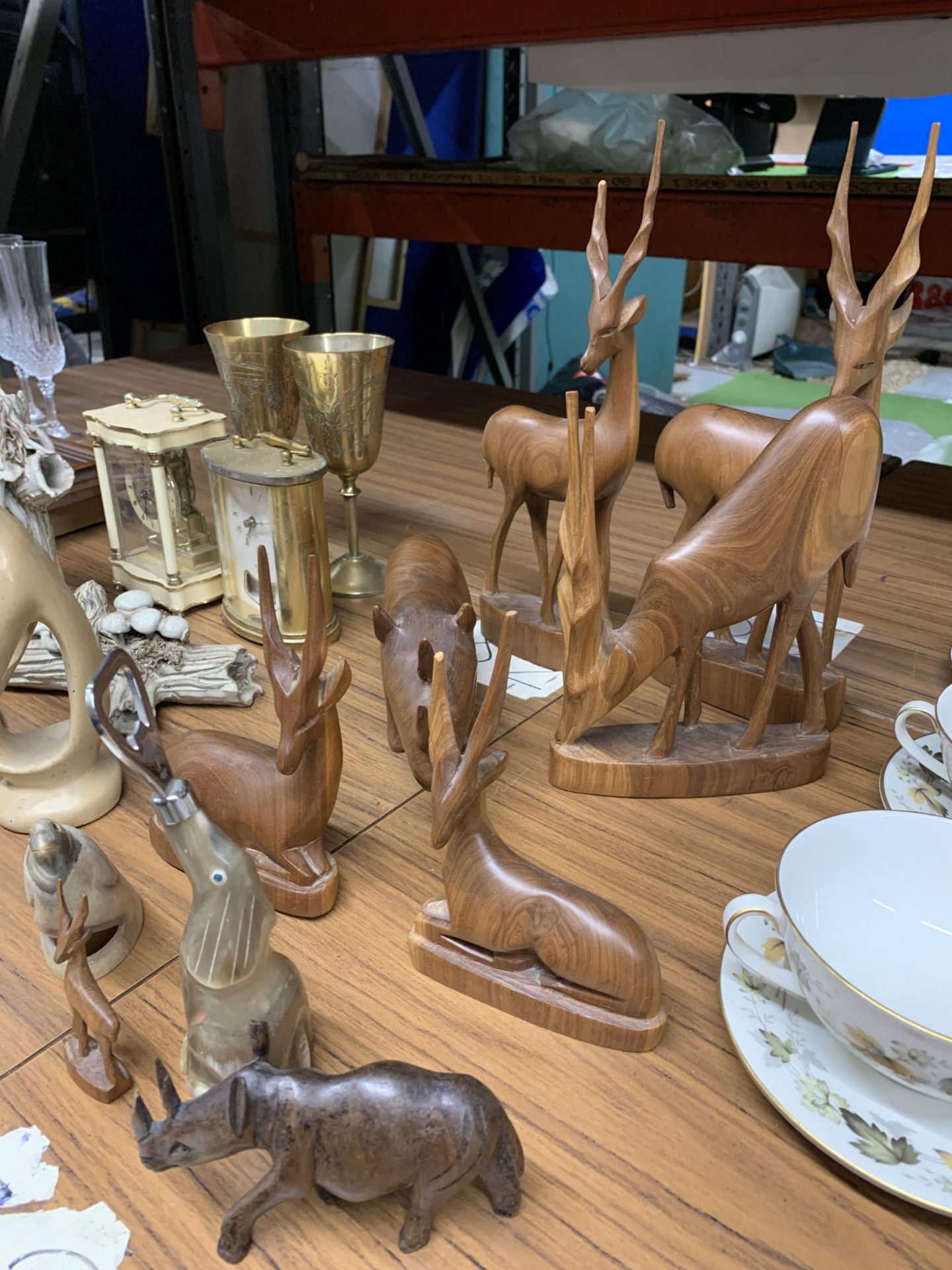 A QUANTITY OF TREEN ANIMALS TO INCLUDE DEER, TWO RHINOCEROUS, A HORN BIRD AND HORN ELEPHANT BOTTLE - Image 3 of 3