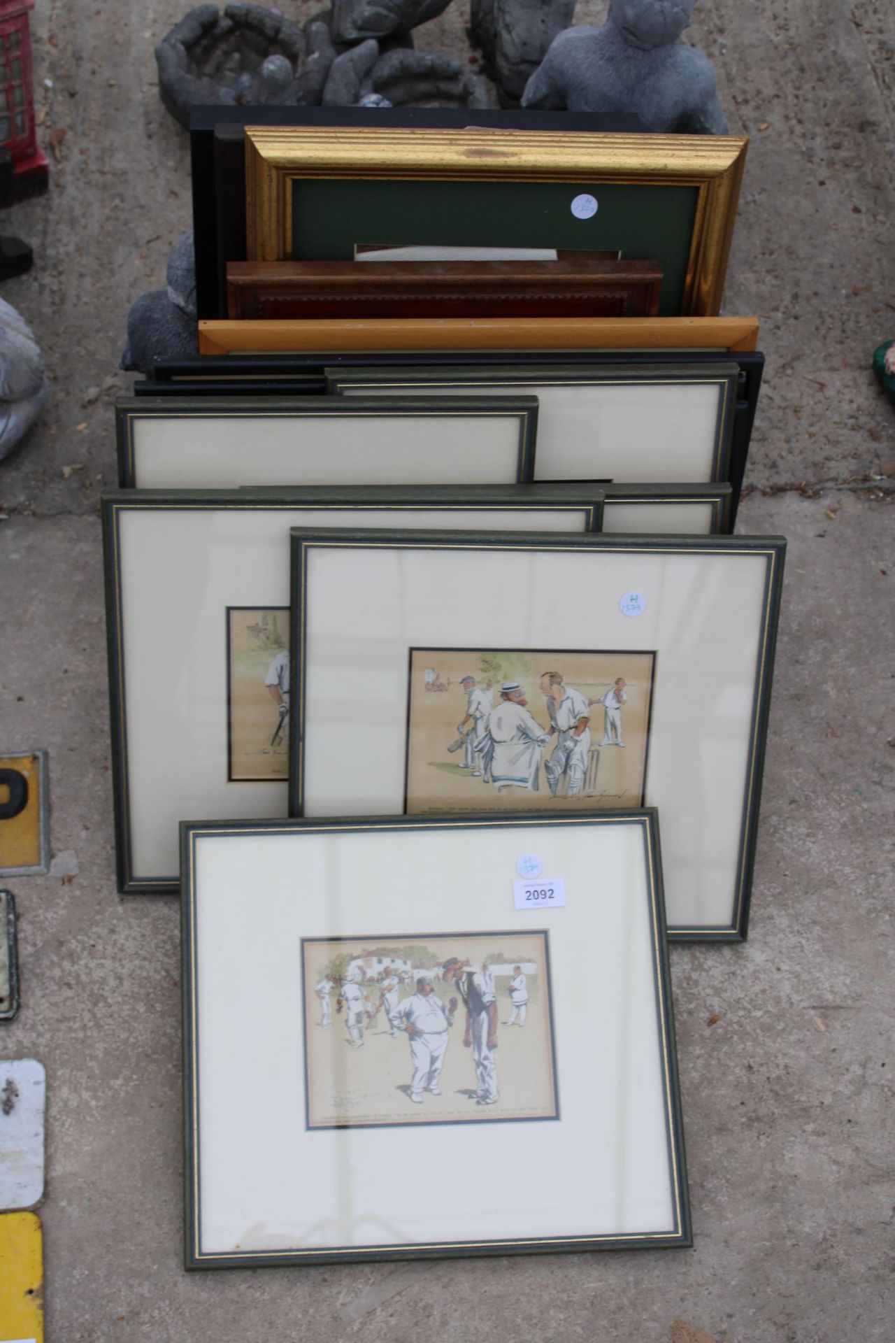 AN ASSORTMENT OF FRAMED PRINTS AND PICTURES