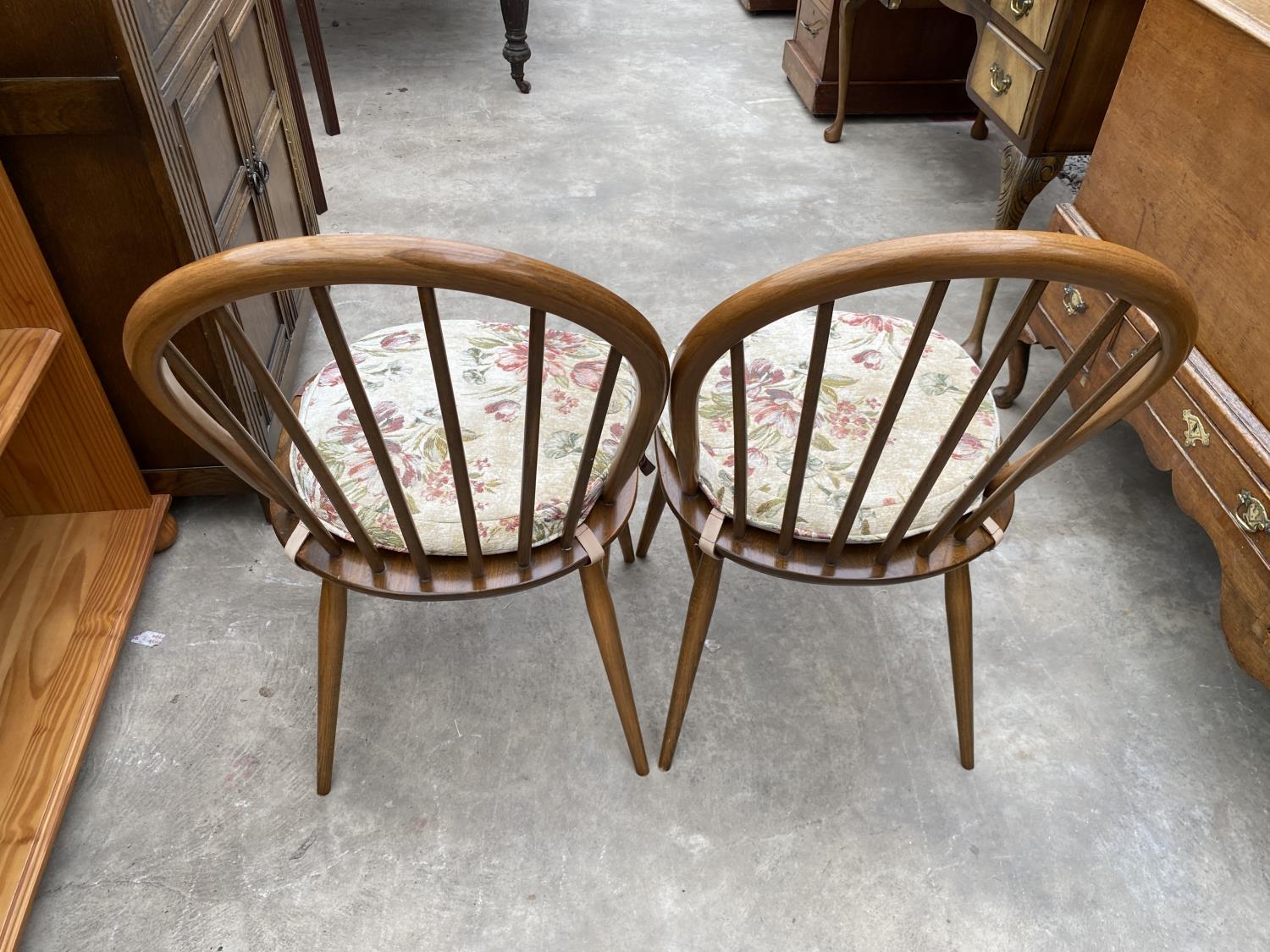A PAIR OF ERCOL ELM AND BEECH WINDSOR STYLE DINING CHAIRS - Image 5 of 6