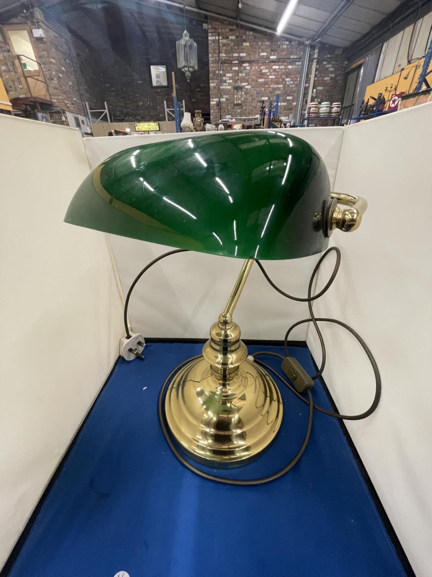 A BRASS BANKERS LAMP WITH A GREEN GLASS SHADE - Bild 2 aus 6