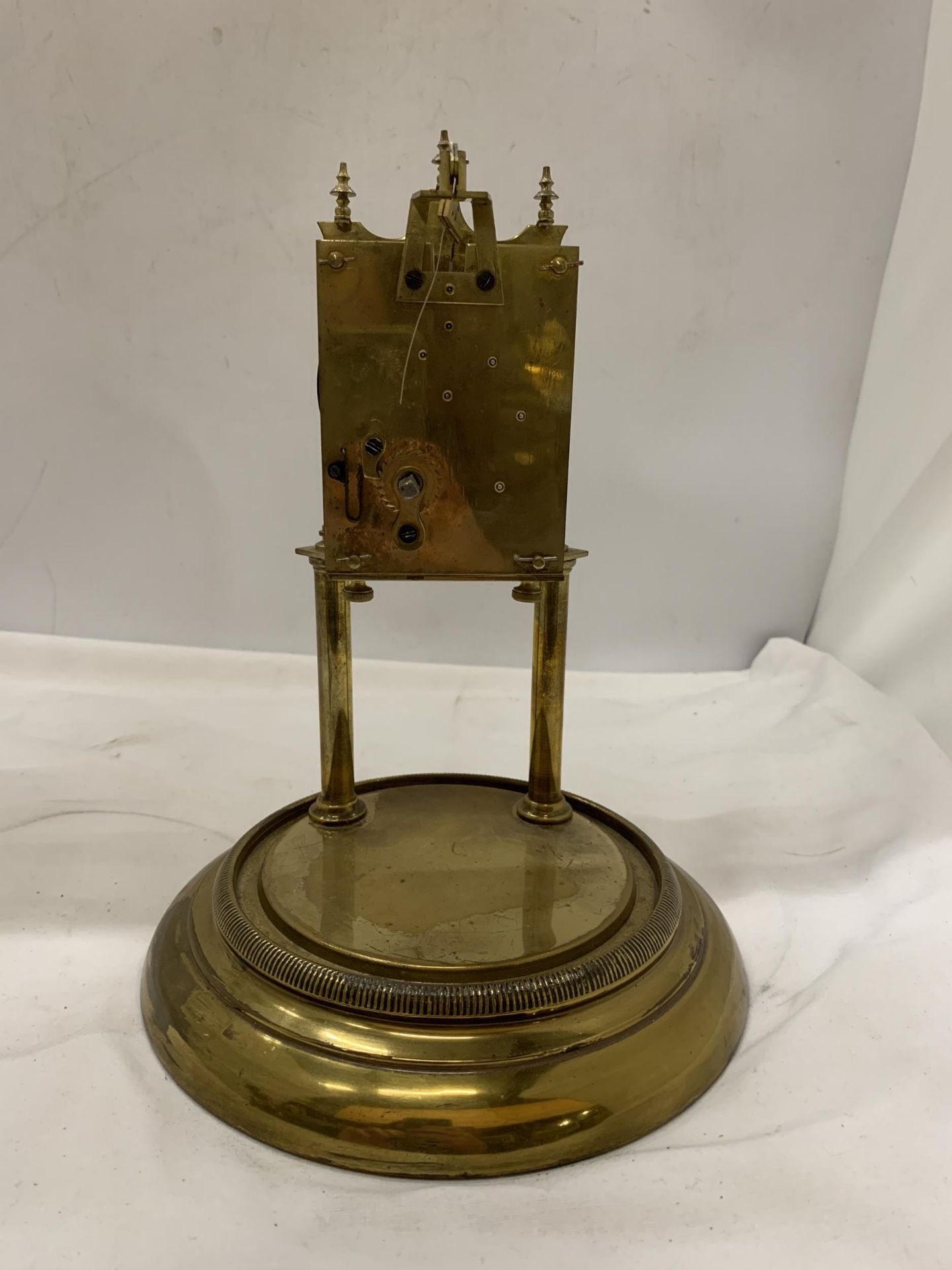 AN EARLY 20TH CENTURY ANNIVERSARY CLOCK WITH GLASS DOME - APPROXIMATELY 29CM - Image 6 of 8