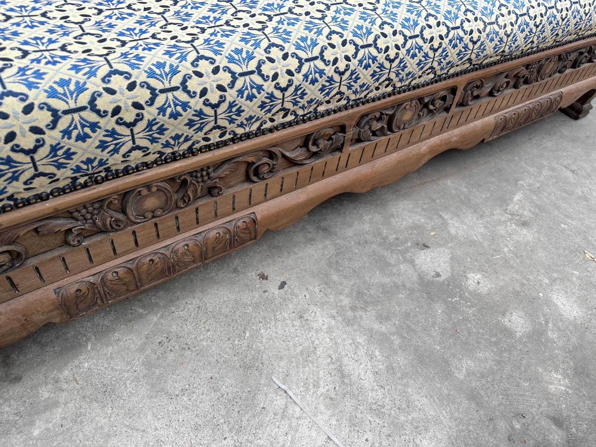 A LATE VICTORIAN BUTTONED COUCH - Image 5 of 5