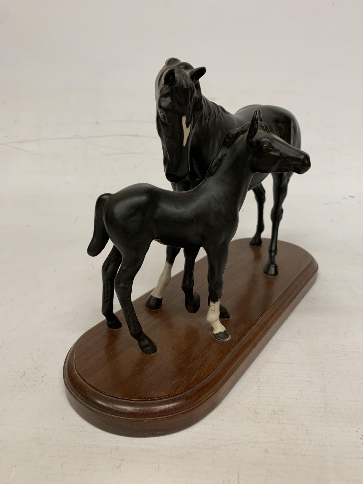 A FIGURE OF BLACK BEAUTY AND FOAL ON A WOODEN PLINTH - Image 2 of 3