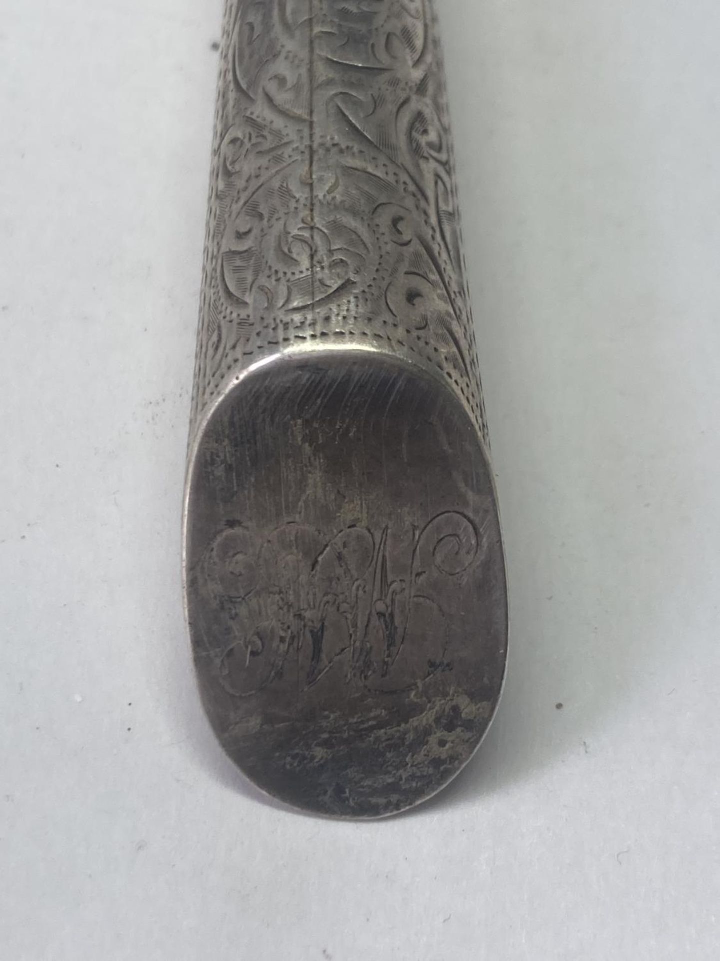 A HALLMARKED BIRMINGHAM SILVER HANDLED SHOE HORN AND AN ORIENTAL SILVER NAPKIN RING - Image 6 of 8