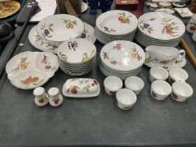 A COLLECTION OR ROYAL WORCESTER EVESHAM DINNERWARE TO INCLUDE PLATES, SIDE PLATES, BOWLS,