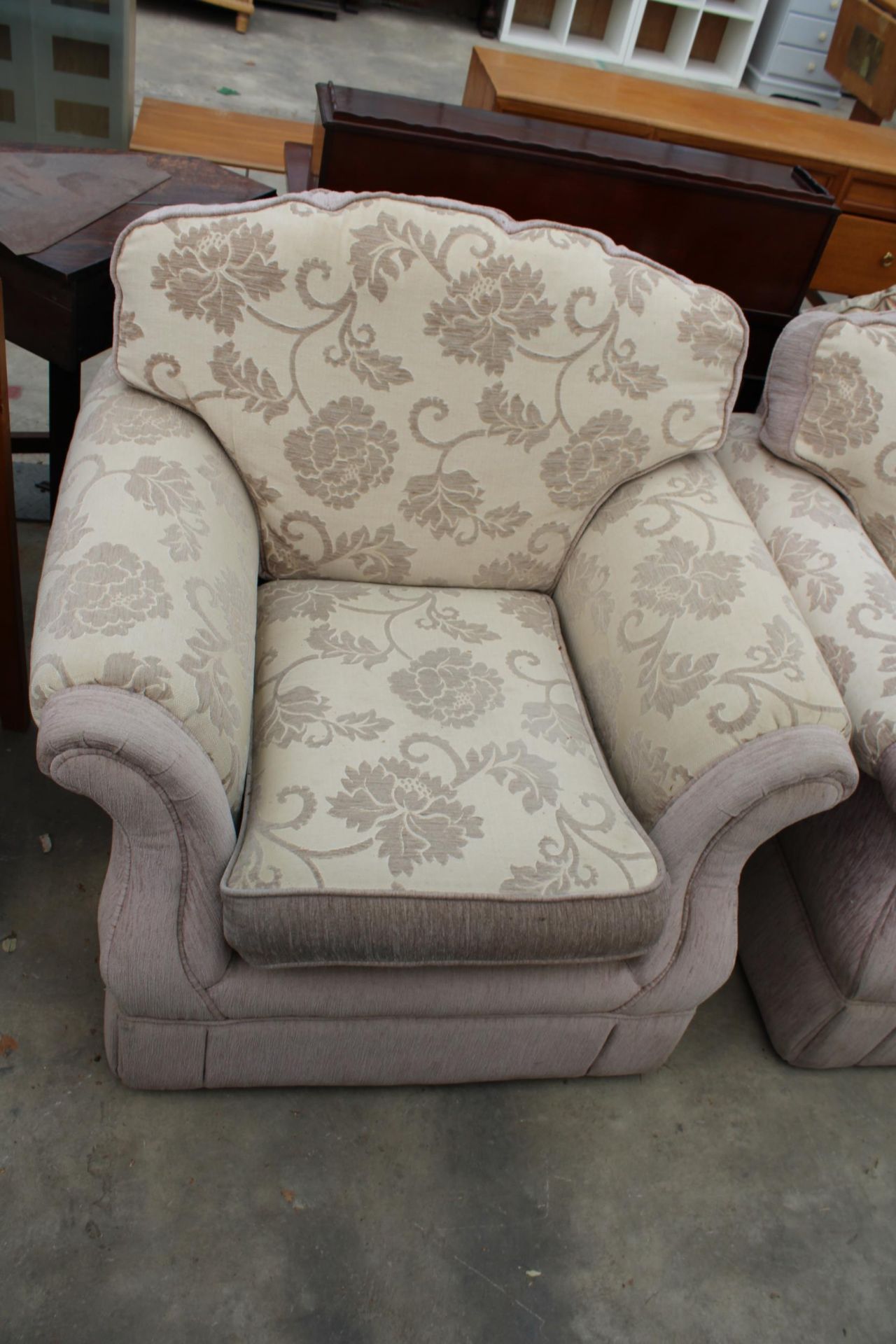 A MODERN FLORAL THREE PIECE SUITE WITH SIX LOOSE CUSHIONS - Image 2 of 6