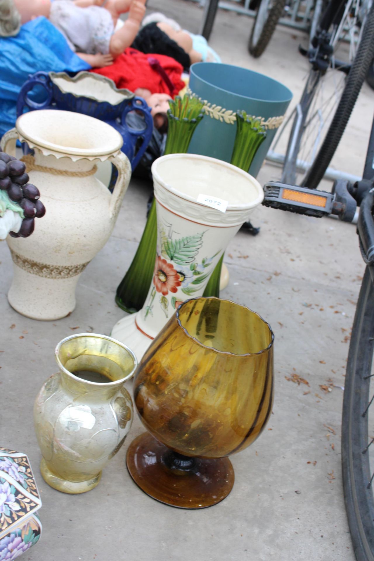 AN ASSORTMENT OF ITEMS TO INCLUDE VASES AND CERAMIC FRUIT ETC - Image 3 of 4