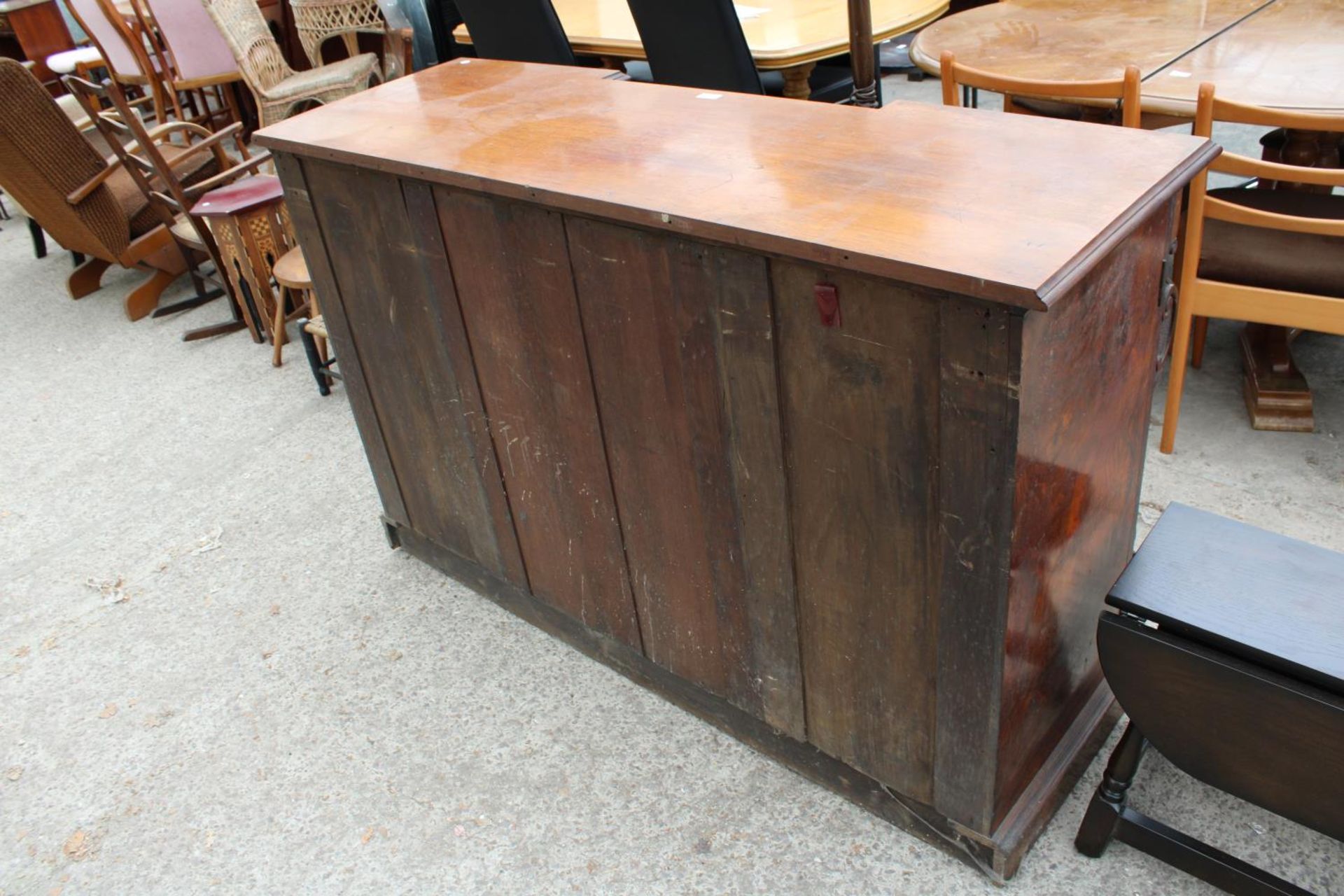 A VICTORIAN MAHOGANY AND WALNUT BREAKFRONT SIDEBOARD ENCLOSING TWO CUPBOARDS 59" WIDE - Image 7 of 7