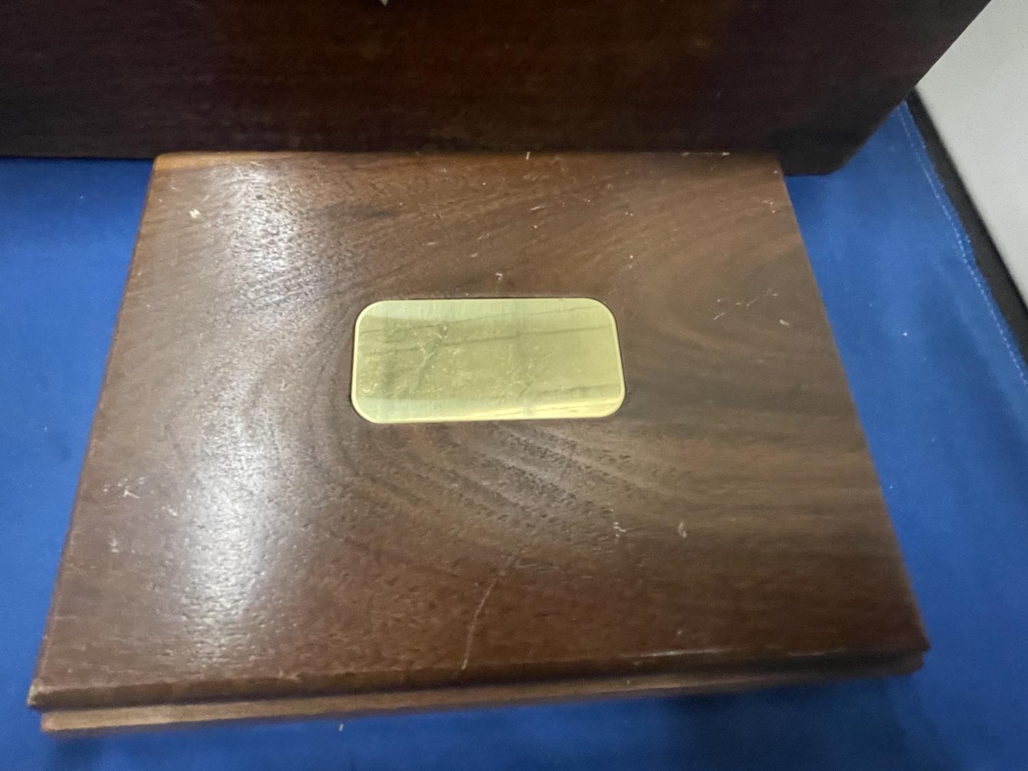 A MAHOGANY WRITING SLOPE AND CARD BOX - Image 4 of 6