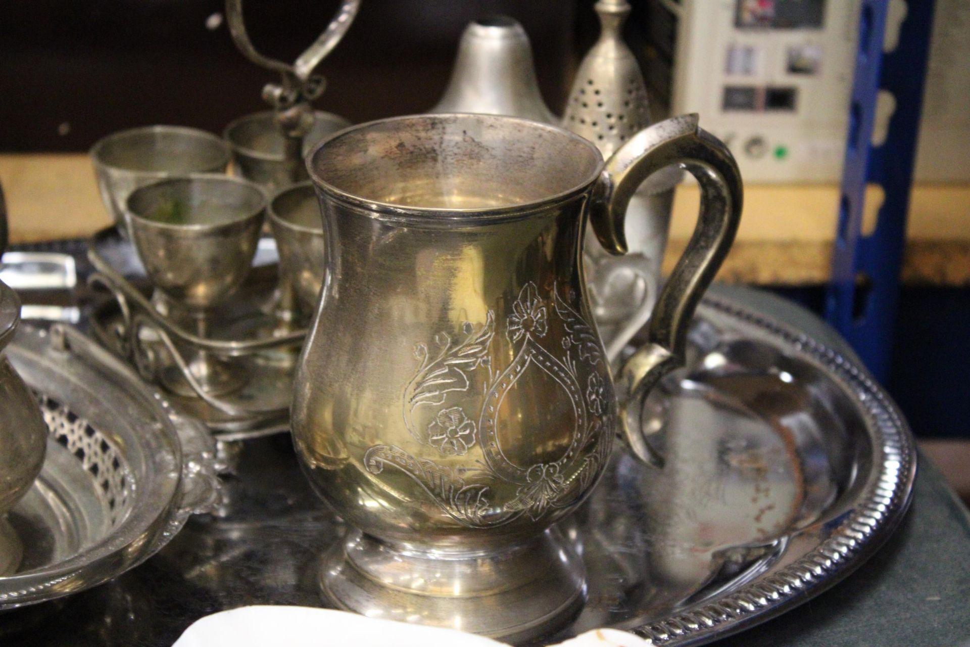 A QUANTITY OF SILVER PLATED ITEMS TO INCLUDE, A LARGE TRAY, BUD VASES, A TANKARD, PRESERVE POT, - Image 3 of 5