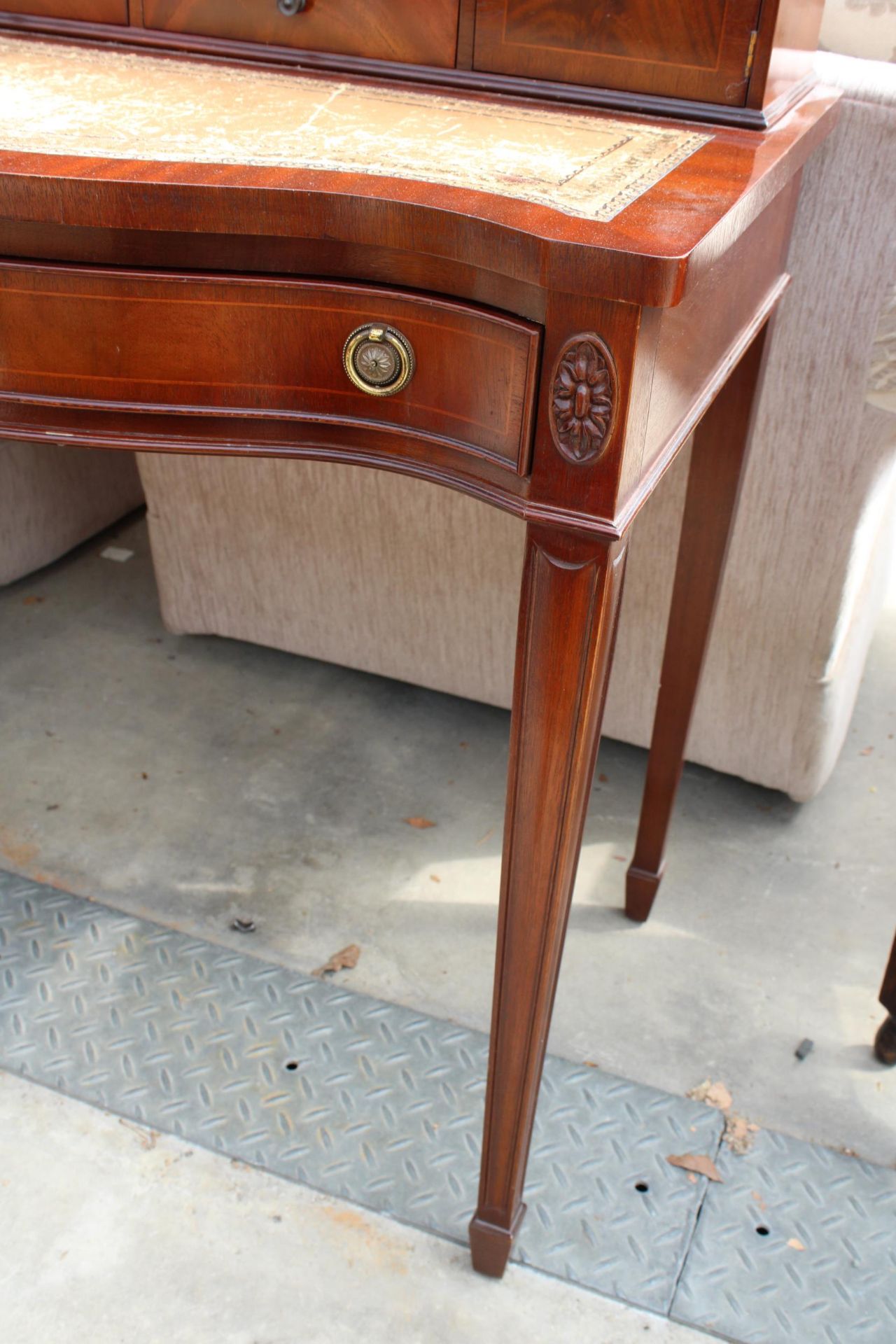 A 19TH CENTURY STYLE LADIES SERPENTINE FRONT LADIES WRITING DESK WITH INSET LEATHER TOP, 36" WIDE - Image 6 of 6