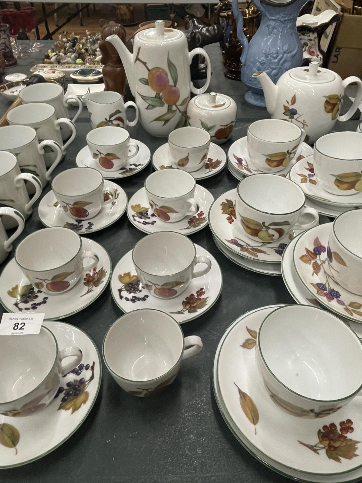A LARGE COLLECTION OF ROYAL WORCESTER EVESHAM TEA AND COFFEE WARE TO INCLUDE TEAPOT, COFFEE POT, - Image 5 of 8