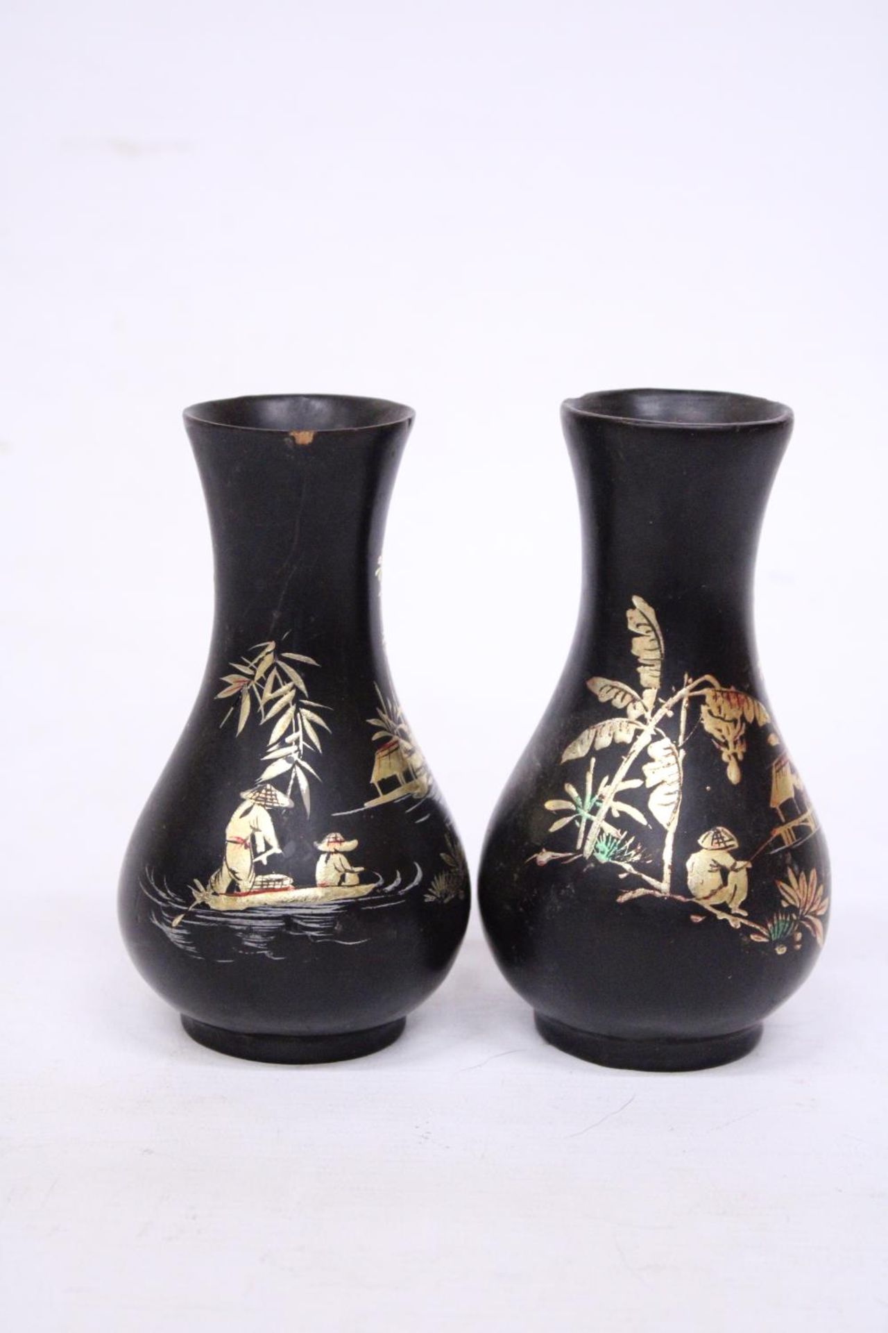 A PAIR OF FOOTED WOODEN LACQUER VASES WITH ORIENTAL SCENES - 14 CM (H) - Bild 2 aus 5