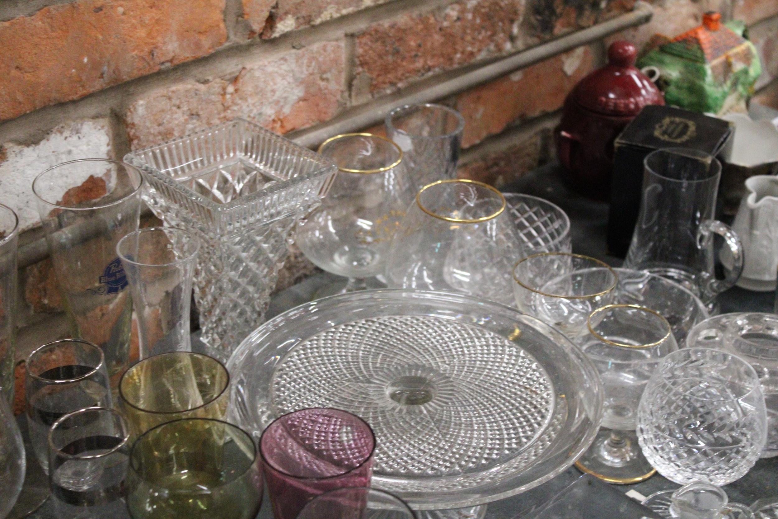 A LARGE COLLECTION OF GLASSWARE TO INCLUDE CRYSTAL BRANDY BALLOONS, FOOTED CAKE STAND, VASE, ROSE - Image 4 of 6