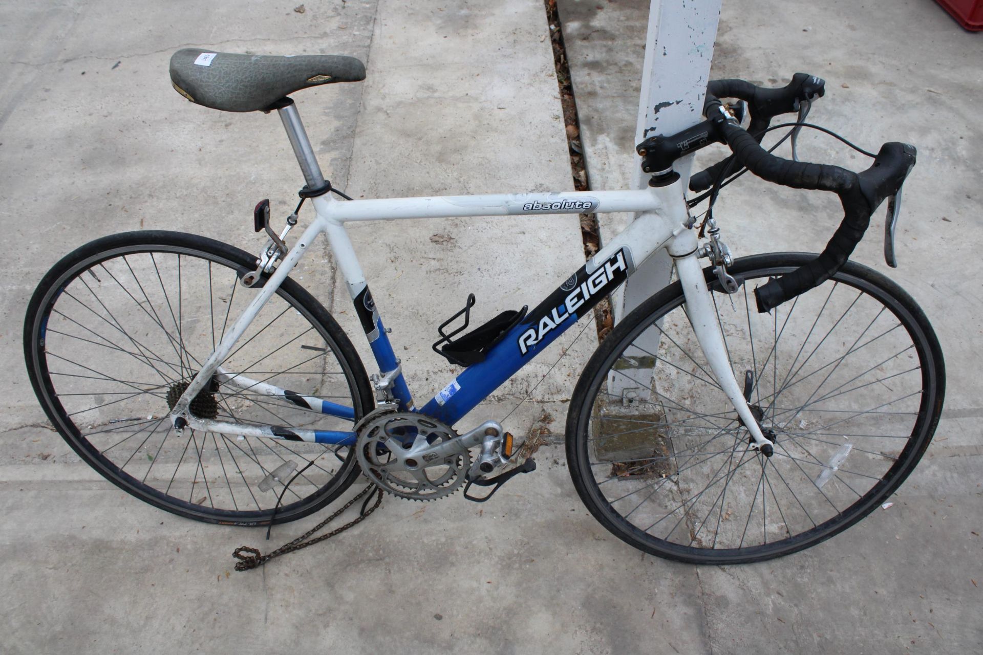 A RETRO RALEIGH ABSOLUTE ROAD BIKE WITH 16 SPEED GEAR SYSTEM