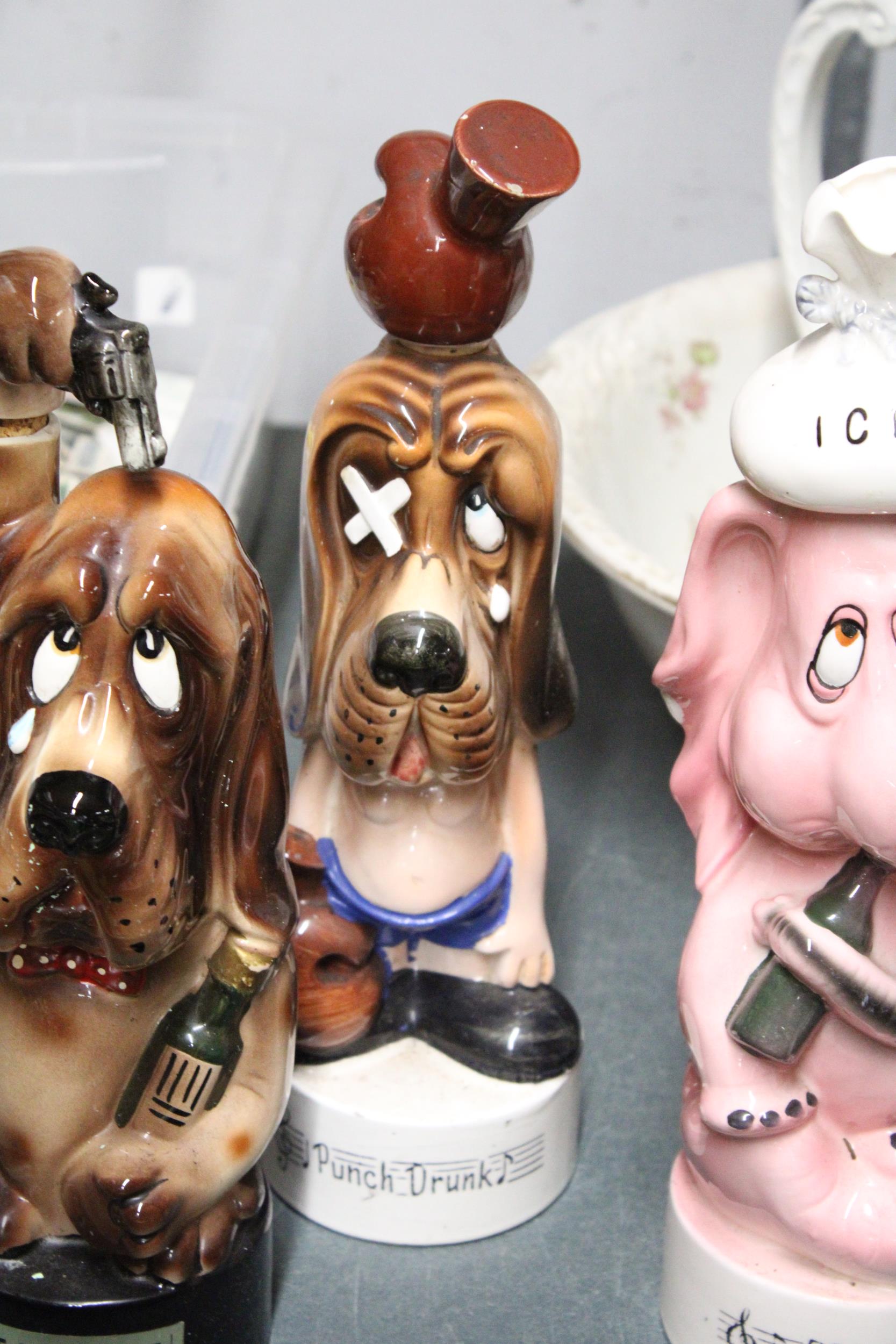 THREE VINTAGE NOVELTY MUSICAL DECANTERS TO INCLUDE A BASSET HOUND "THE LAST SHOT", "BEAUTIFUL - Image 3 of 5
