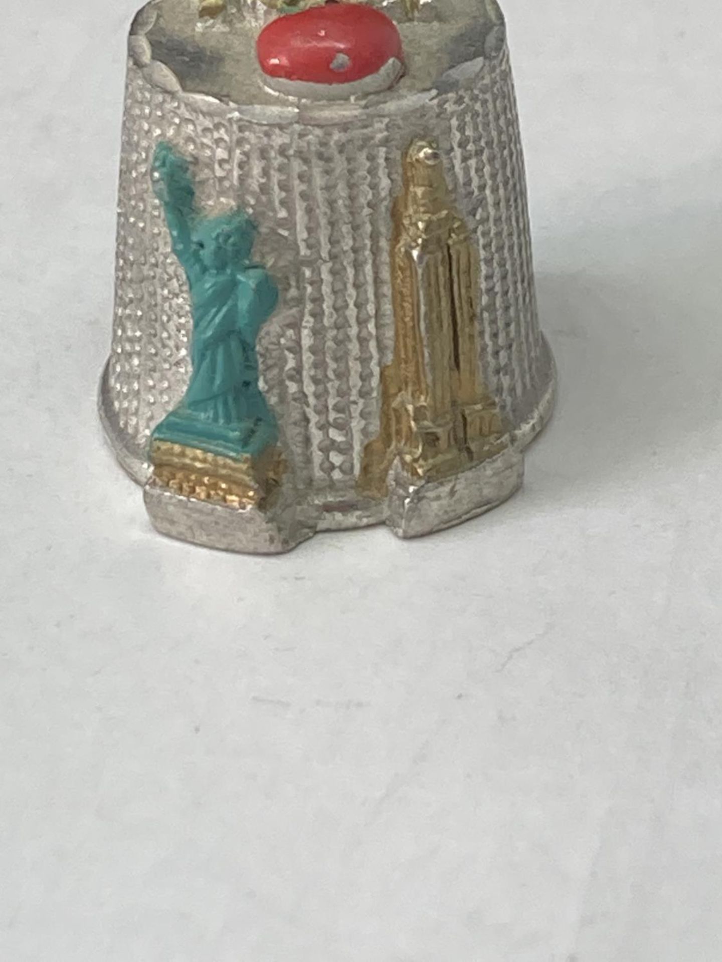 A VINTAGE PEWTER THIMBLE DEPICTING NEW YORK - Image 6 of 8