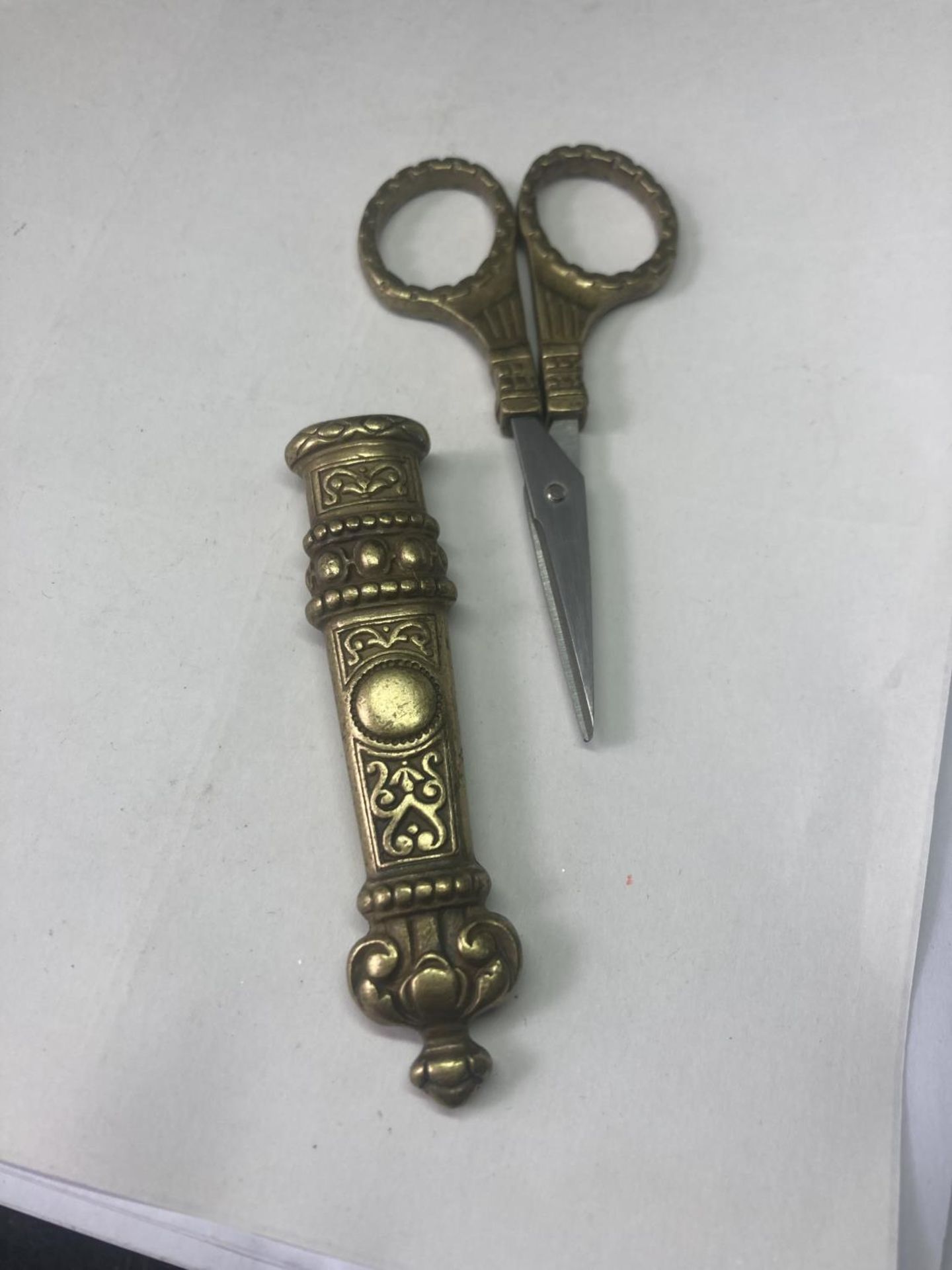 A PAIR OF DECORATIVE BRASS DRESS MAKING SCISSORS AND A NEEDLE CASE - Image 6 of 8