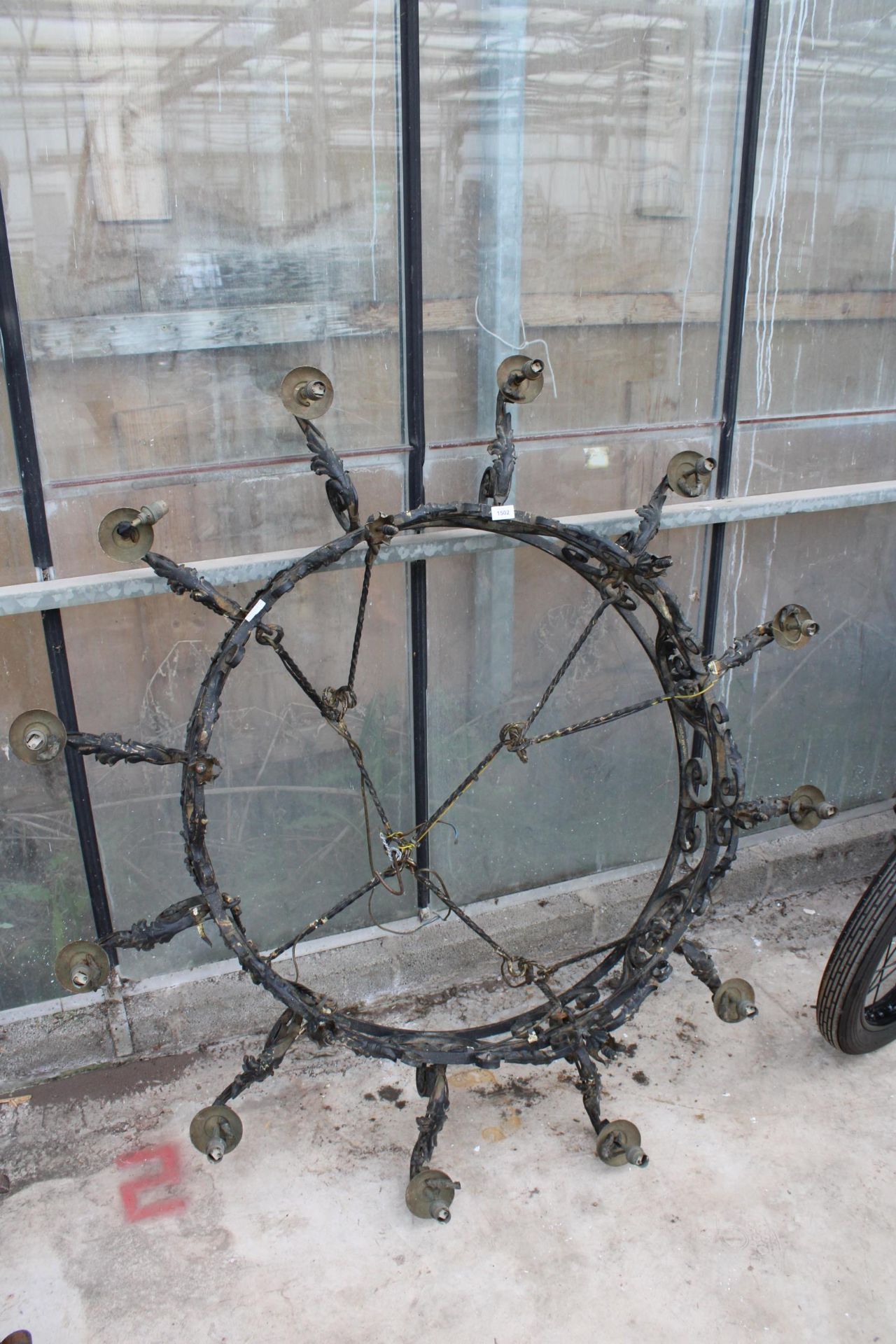 A LARGE HEAVY WROUGHT IRON 12 BRANCH CEILING LIGHT FITTING WITH HANGING BARS (D:146CM)