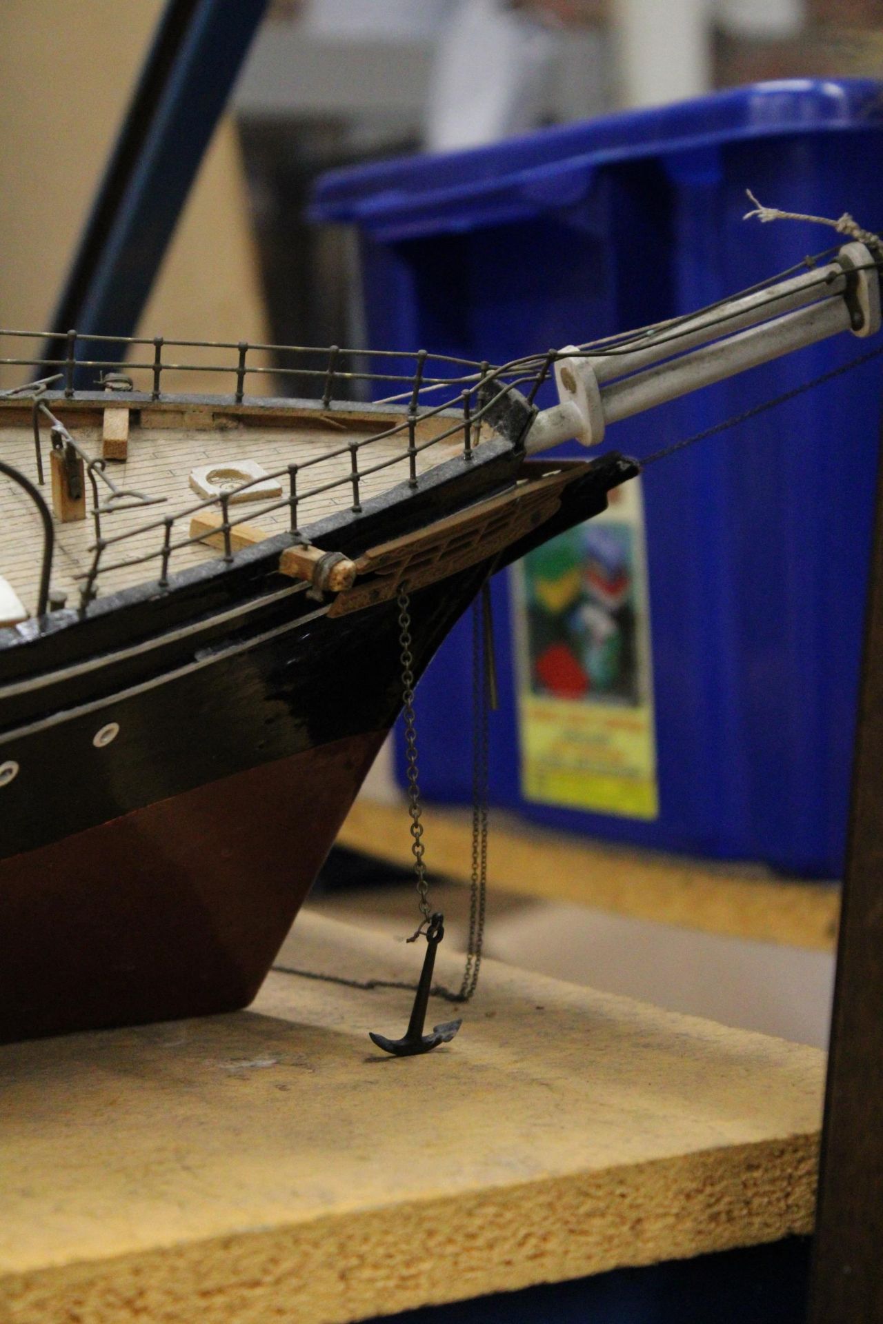 A LARGE WOODEN MODEL OF A SAILING SHIP WITH RIGGING, ETC., - LENGTH APPROX 1 METRE - Image 6 of 7