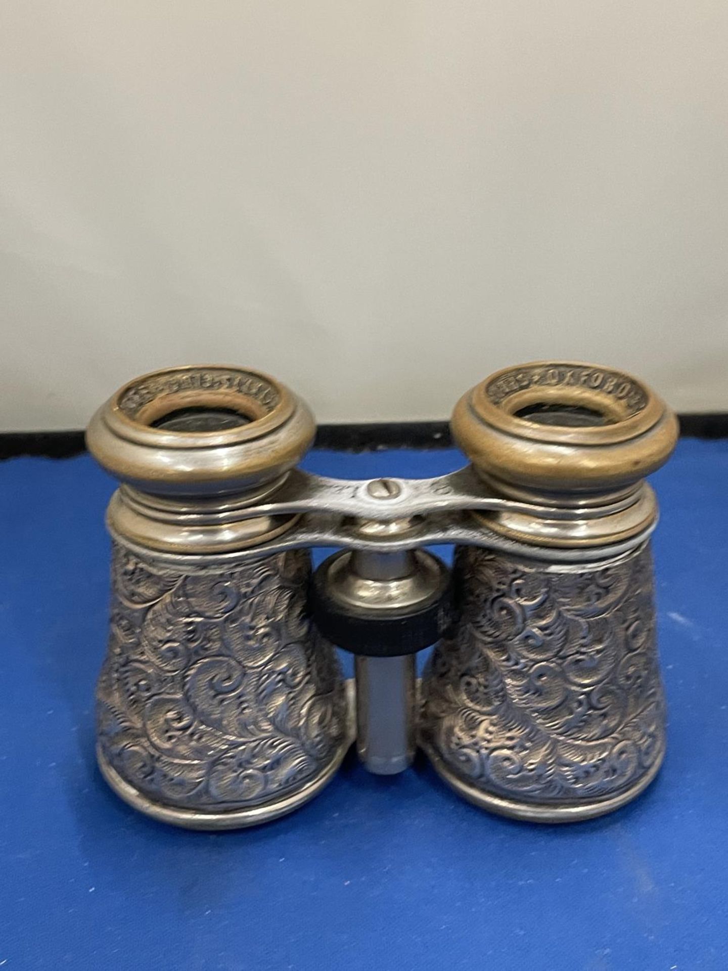 A PAIR OF HALLMARKED LONDON SILVER OPERA GLASSES - Image 4 of 12