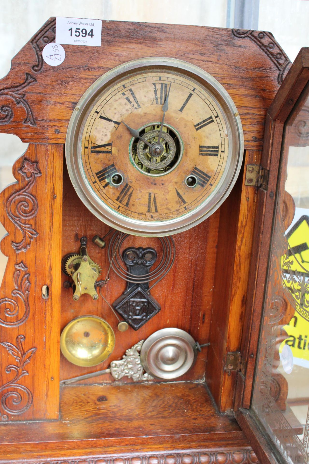 A DECORATIVE WOODEN CASED CHIMING MANTLE CLOCK - Image 2 of 2