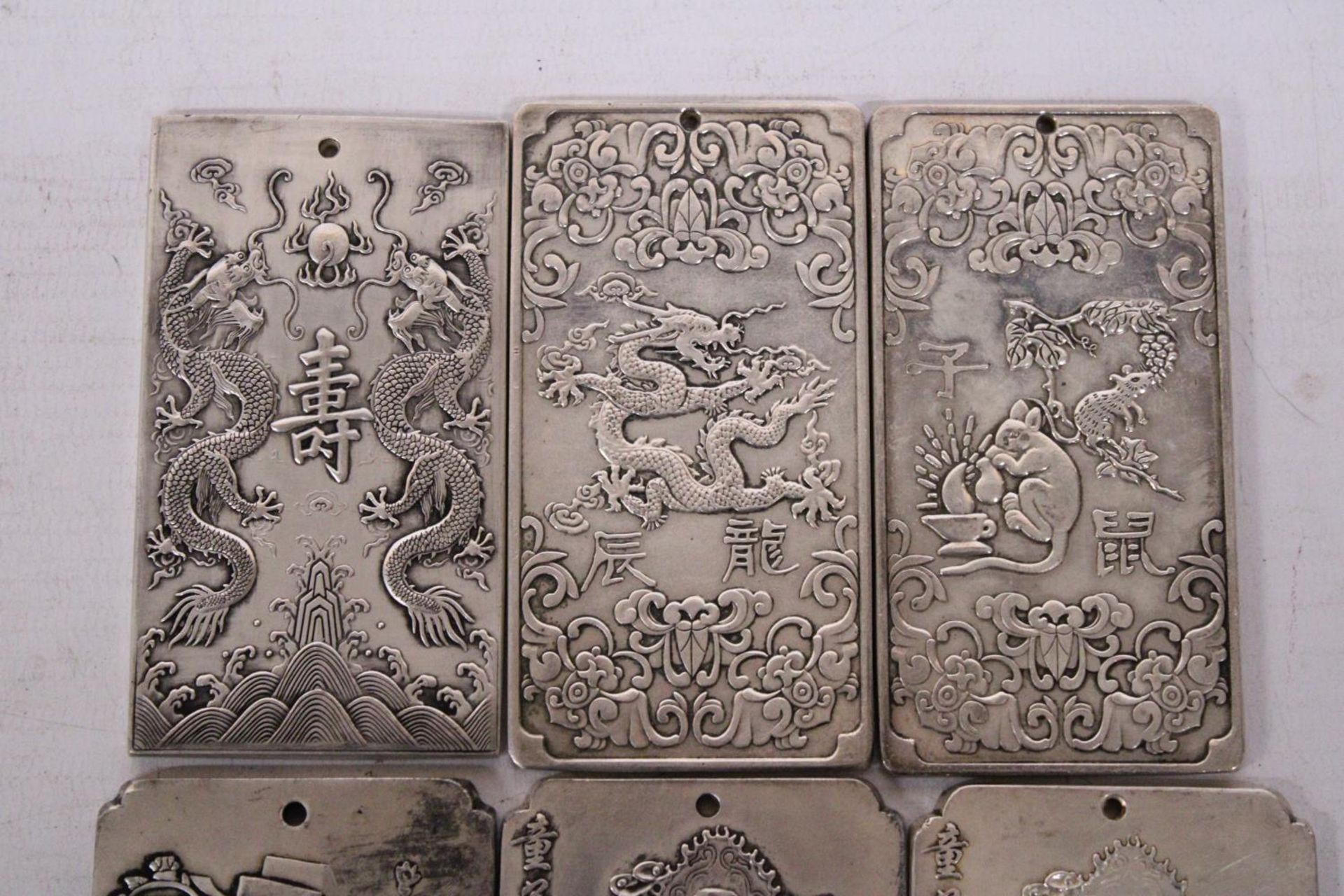 A COLLECTION OF CHINESE WHITE METAL INGOTS (6 IN TOTAL) - Bild 2 aus 5