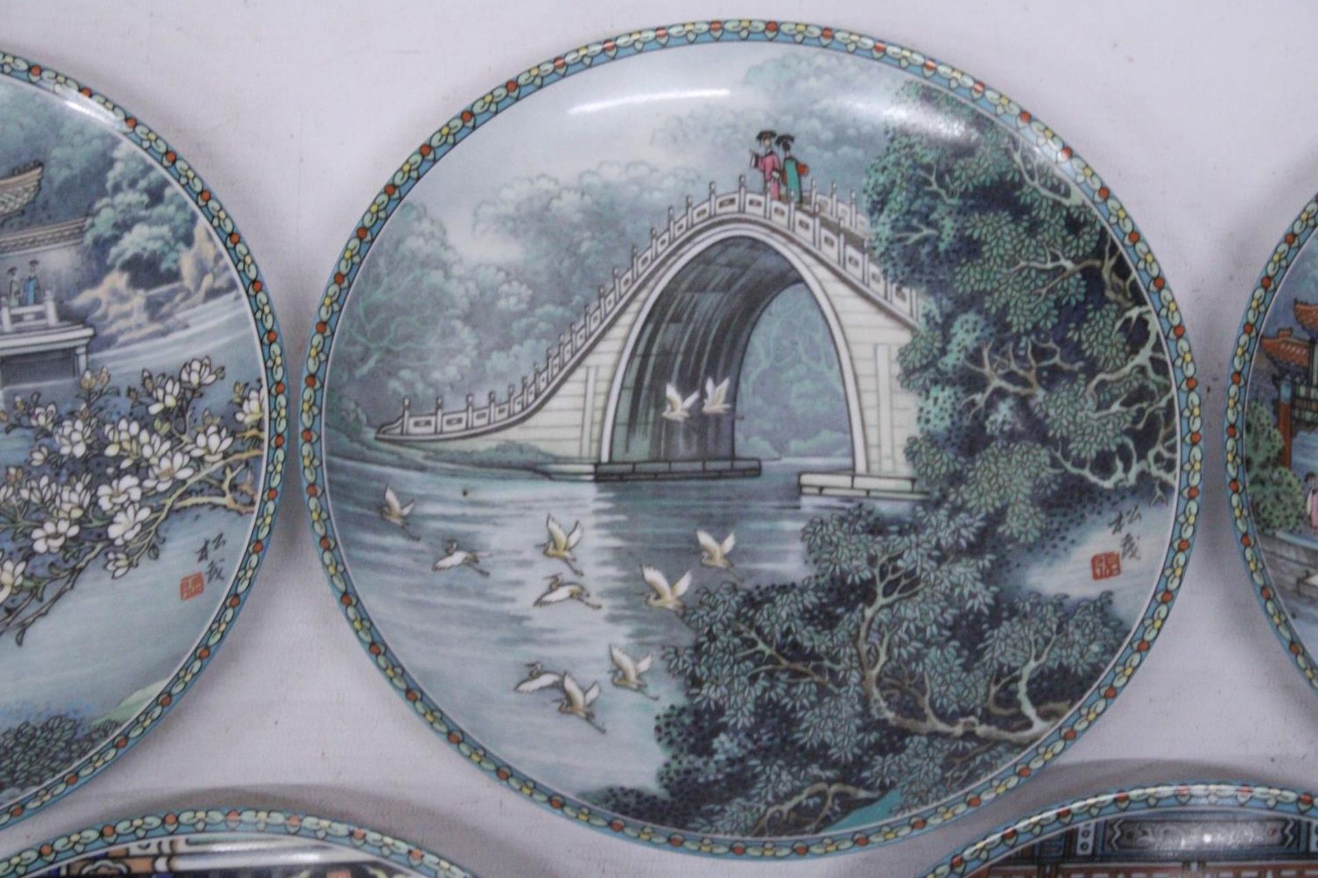 FIVE VINTAGE IMPERIAL JINGDEZHEN PORCELAIN PLATES SCENES FROM THE SUMMER PALACE - 21 CM - Image 3 of 8