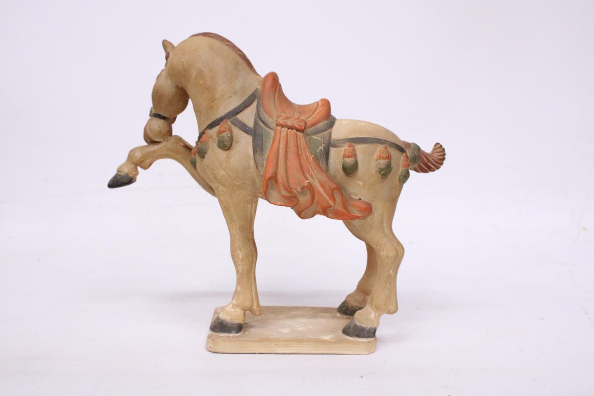 A CHINESE HORSE IN THE STYLE OF A TANG DYNASTY WARRIOR HORSE - 30 CM INCLUDE BASE - Image 3 of 5