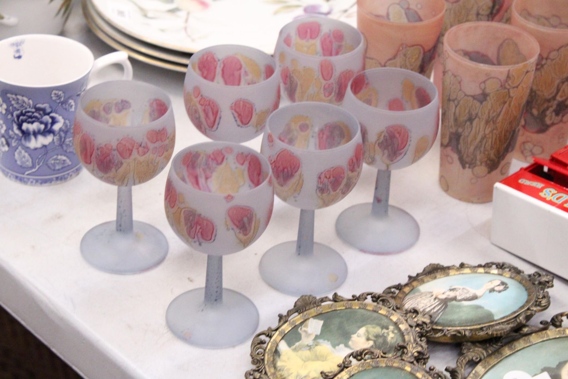 A COLLECTION OF GLASSWARE TO INCLUDE A SET OF SIX FROSTED PAINTED WINE GLASSES WITH A FURTHER SET OF - Image 2 of 6