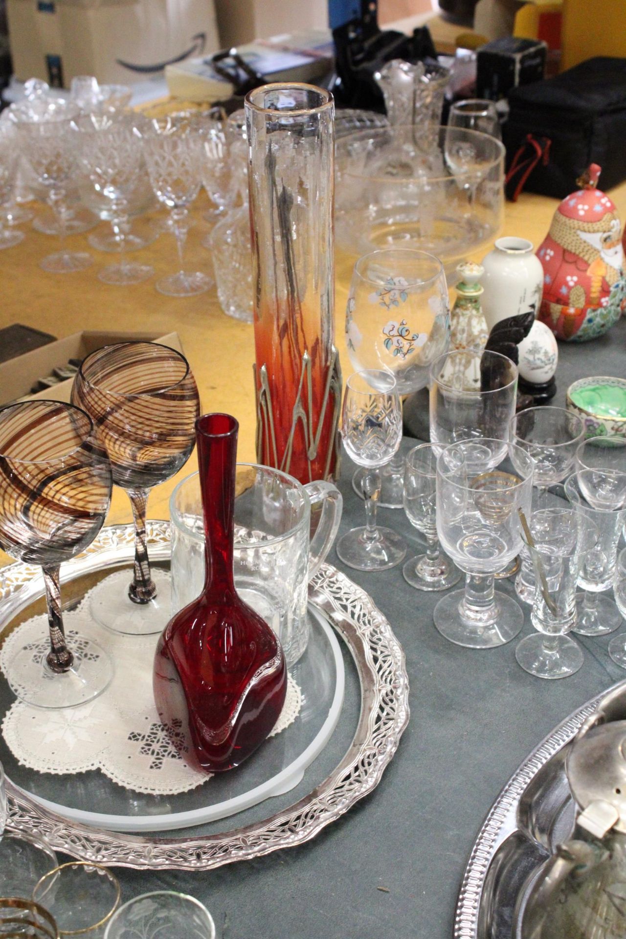 A ROUND GLASS TRAY WITH SILVER PLATED RIM, TWO LARGE RED SWIRL WINE GLASSES, A HOLMES CHAPEL ROUND - Image 6 of 6
