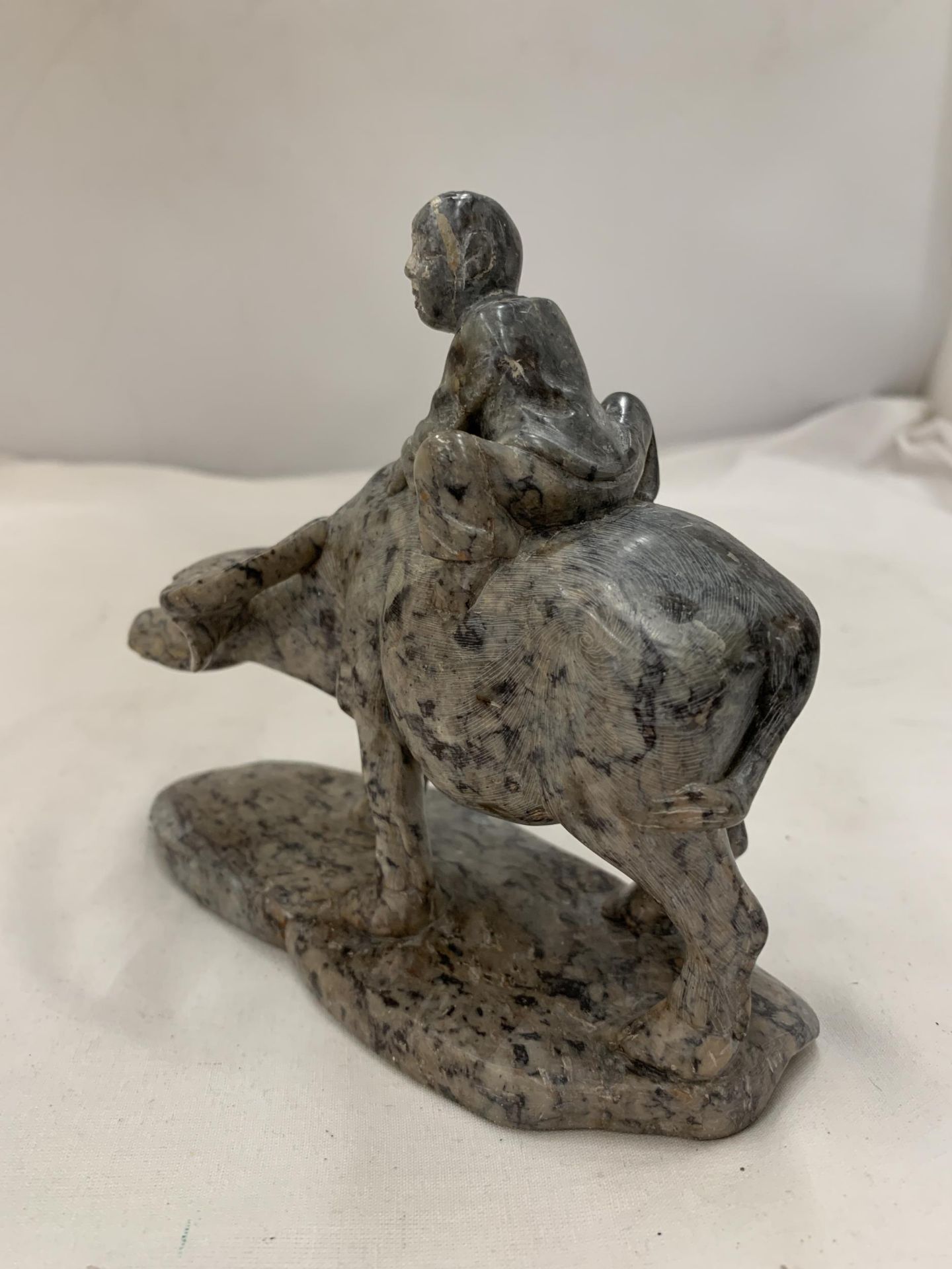 A JADE ORIENTAL FIGURE OF A MAN ON A WATER BUFFALO, HEIGHT 14CM - Image 5 of 5