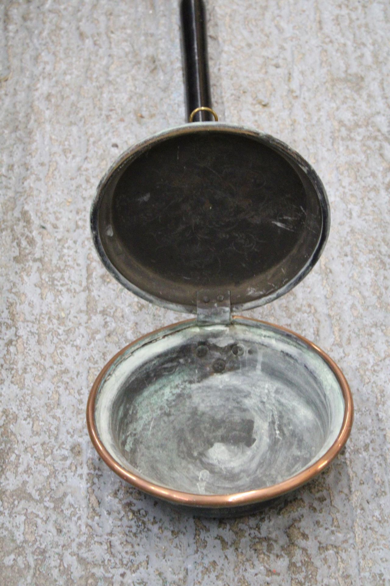 AN ANTIQUE BRASS AND COPPER WARMING PAN - Image 4 of 4