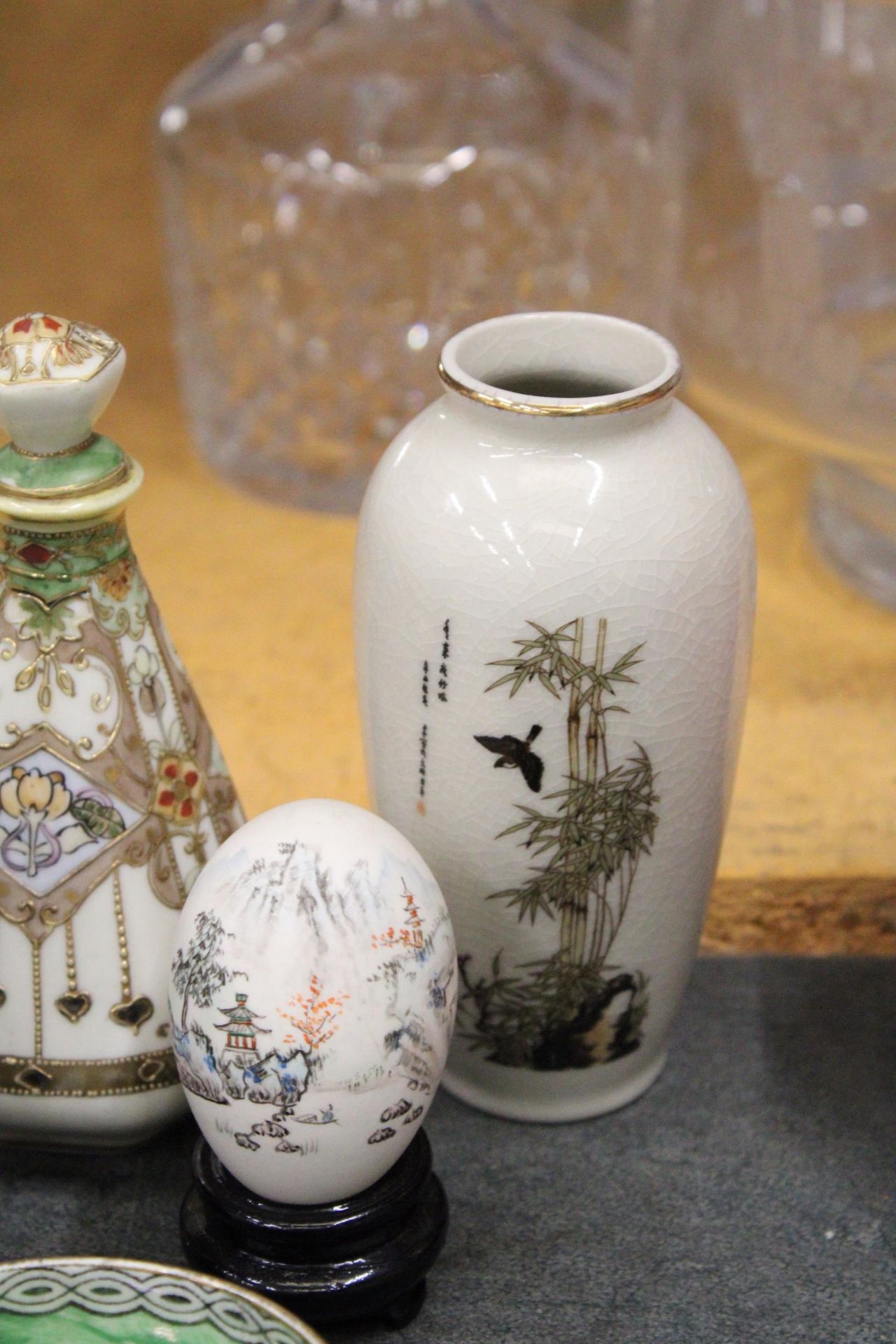 A COLLECTION OF ORIENTAL ITEMS TO INCLUDE A JAPANESE, BIJUTSU, TOKI SIGNED PORCELAIN VASE, A - Image 2 of 5