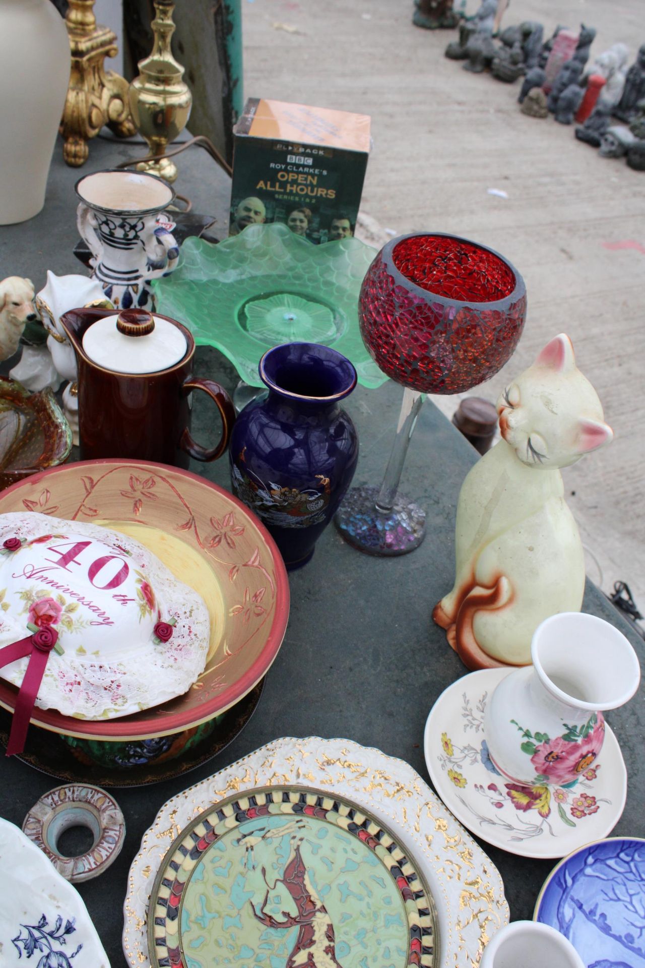 AN ASSORTMENT OF HOUSEHOLD ITEMS TO INCLUDE CERAMIC FIGURES, VASES AND AN OPEN ALL HOURS BOX SET ETC - Image 5 of 5