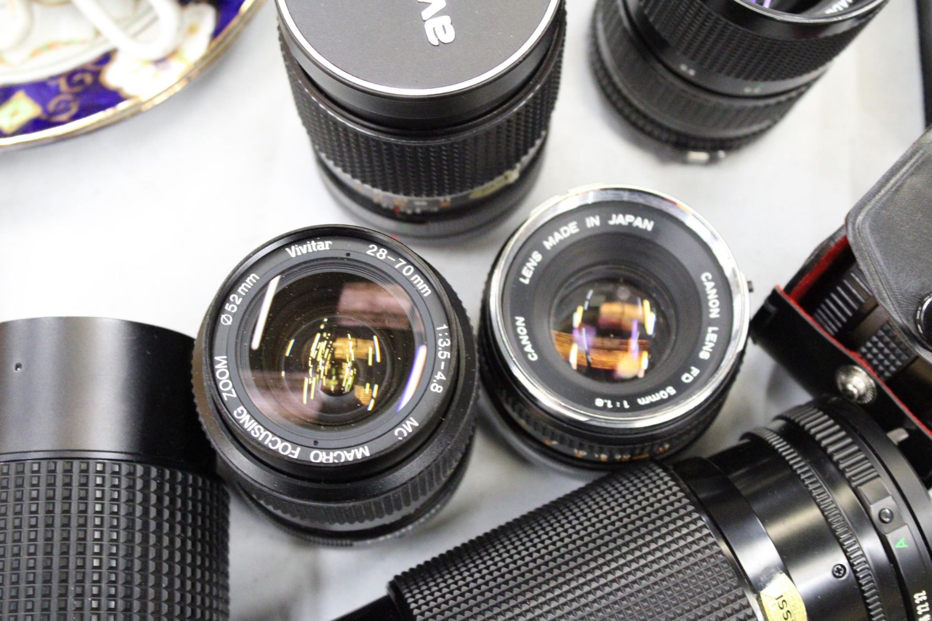 A COLLECTION OF CAMERA LENSES TO INCLUDE CANON, VIVITAR, AVANAR, ETC - Image 2 of 5