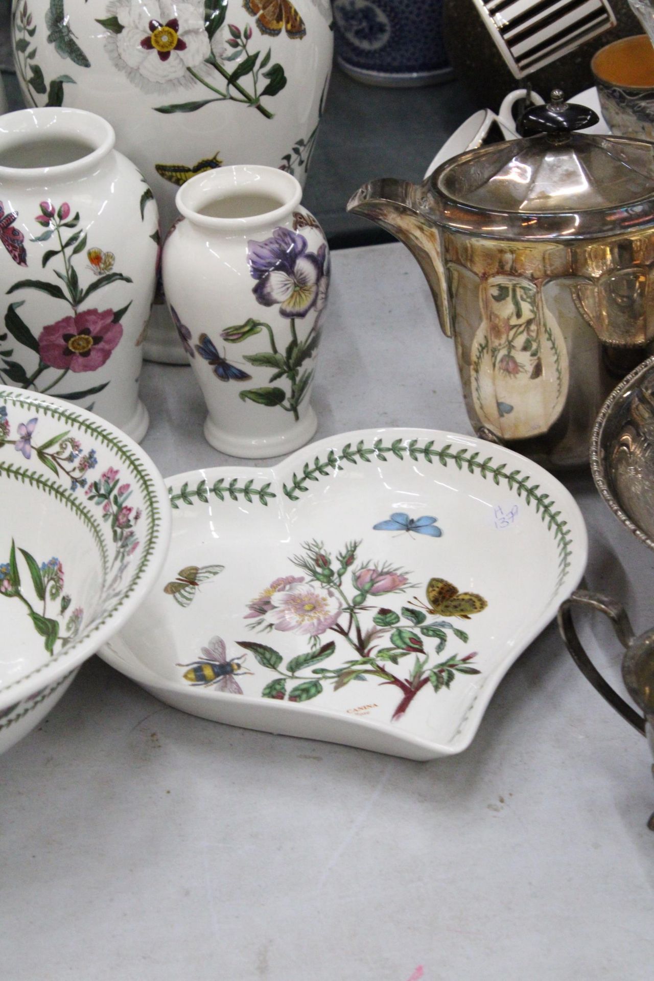 A COLLECTION OF PORTMEIRION TO INCLUDE LARGE VASES, SMALLER VASES, A LARGE BOWL, HEART SHAPED - Image 4 of 6